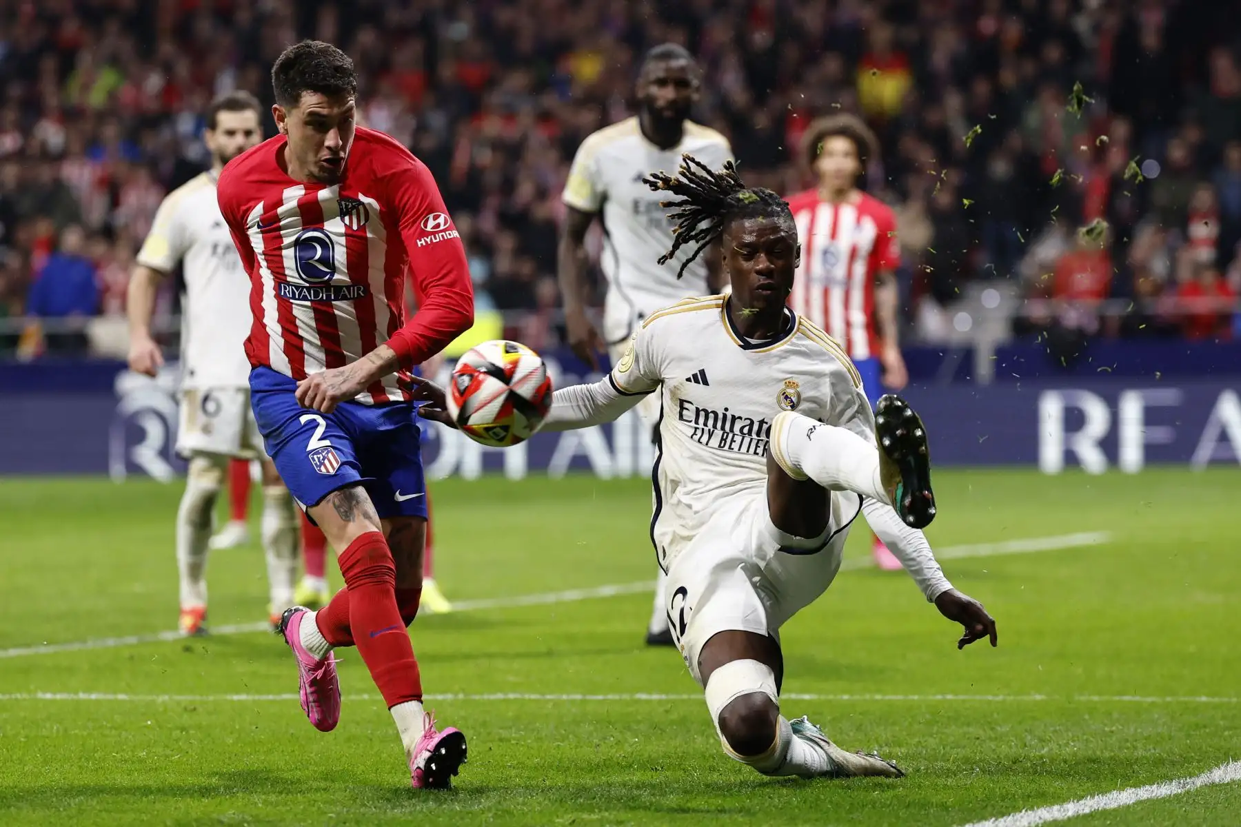 El defensa del Atlético de Madrid José Giménez lucha con el francés Eduardo Camavinga, del Real Madrid, durante el partido de octavos de final de la Copa del Rey de fútbol entre Atlético de Madrid y Real Madrid, este jueves en el estadio Cívitas Metropolitano.
Foto: EFE