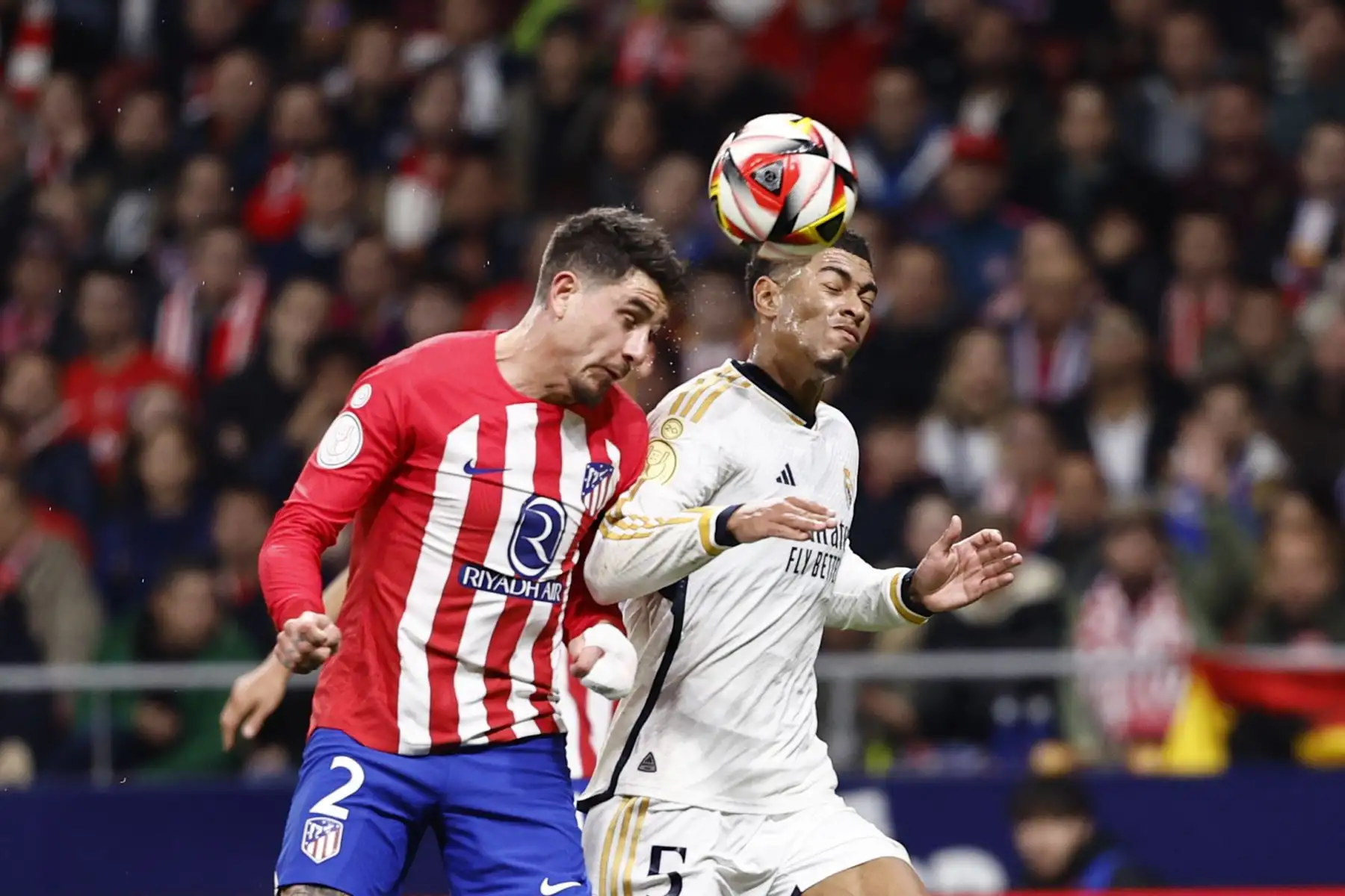 El centrocampista del Real Madrid Jude Bellinghamlucha con José Jiménez, del Atlético de Madrid, durante el partido de octavos de final de la Copa del Rey de fútbol entre Atlético de Madrid y Real Madrid, este jueves en el estadio Cívitas Metropolitano.
foto: EFE