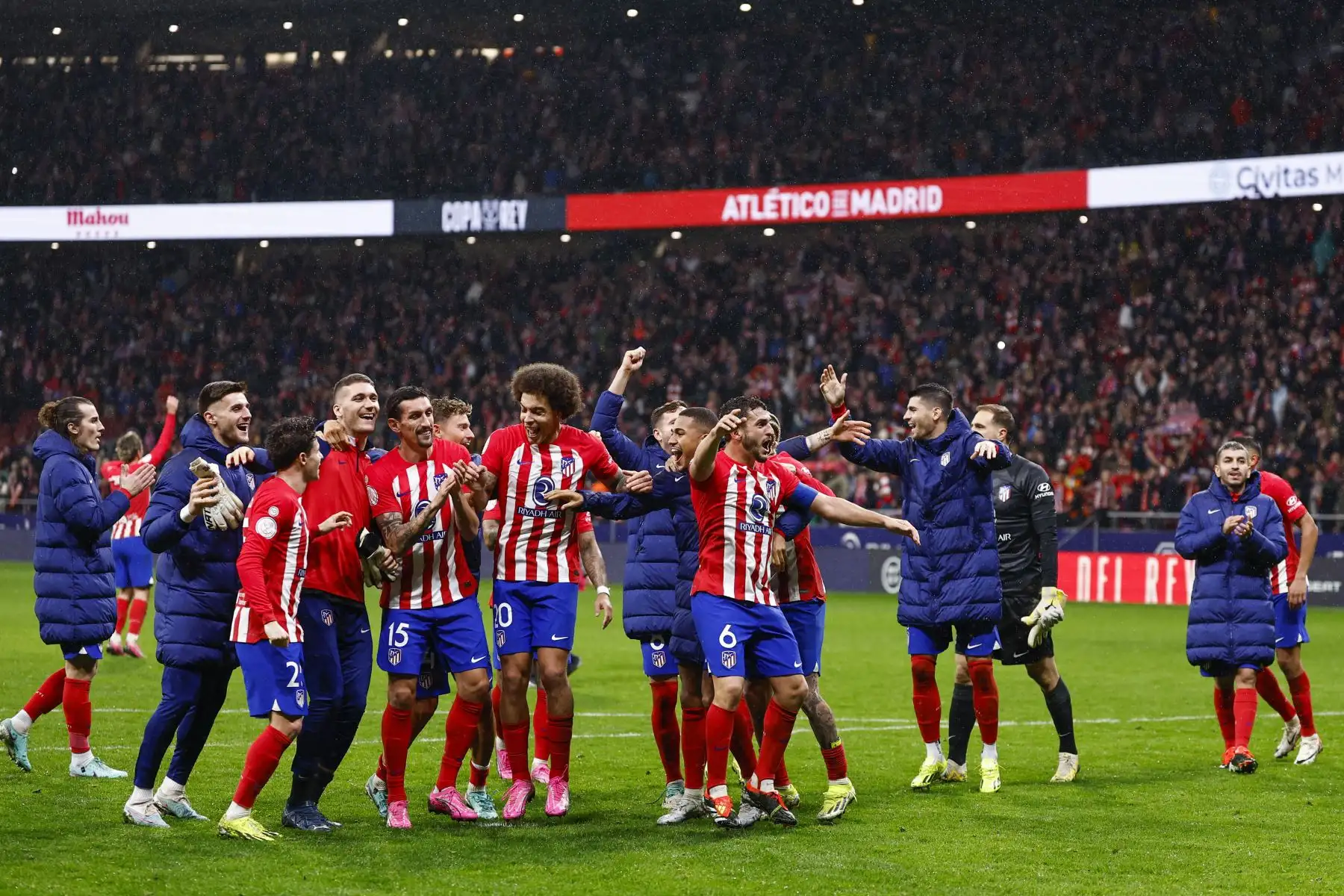 Los jugadores del Atlético de Madrid celebran la victoria tras el partido de octavos de final de la Copa del Rey de fútbol entre Atlético de Madrid y Real Madrid, este jueves en el estadio Cívitas Metropolitano.
Foto: EFE