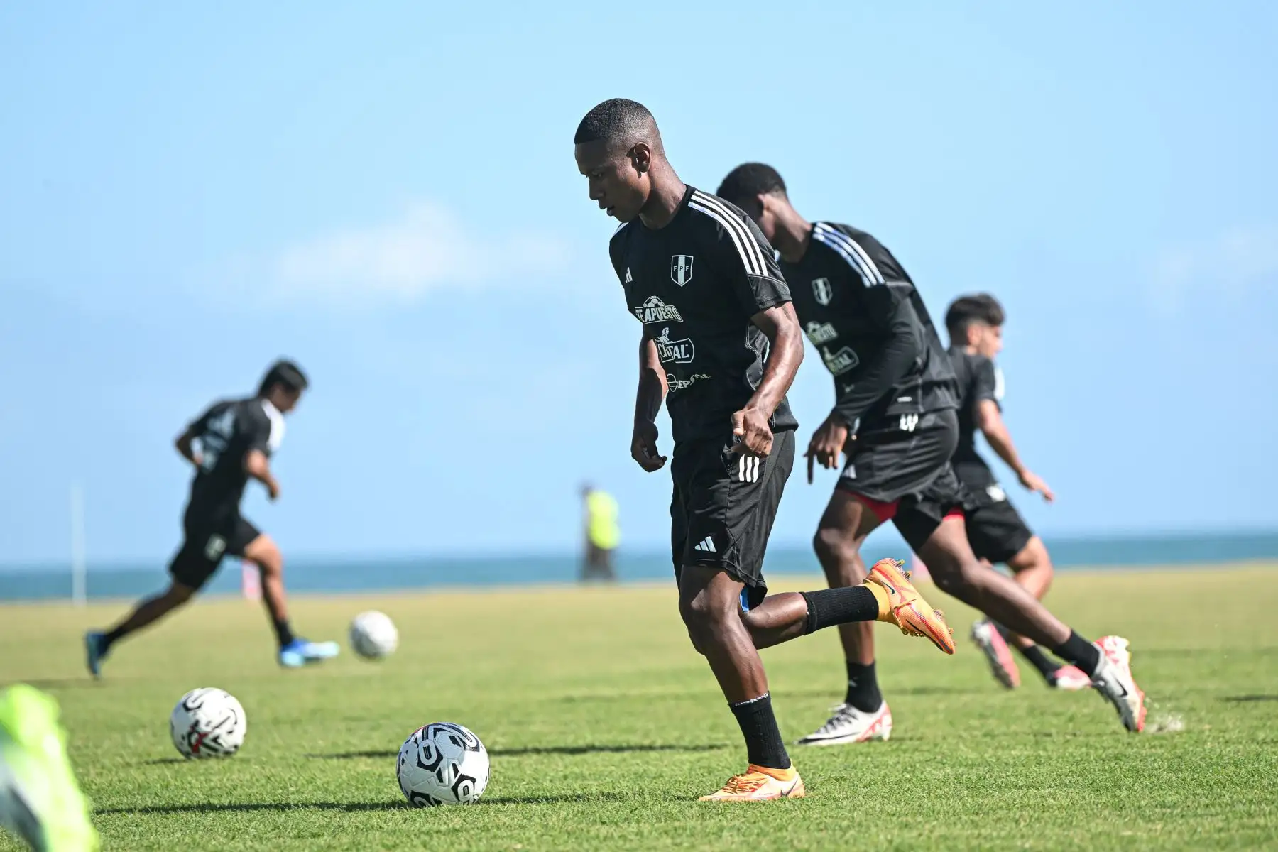 Entrenamiento de la LaBicolor Sub 23 en territorio venezolano. Este jueves la selección dirigida por Chemo del Solar realizó su segunda práctica en la ciudad de Valencia con miras al debut ante Chile que está programado para el domingo 21 de enero a las 15:00 horas (hora peruana) en el estadio Misael Delgado.
Foto: FPF