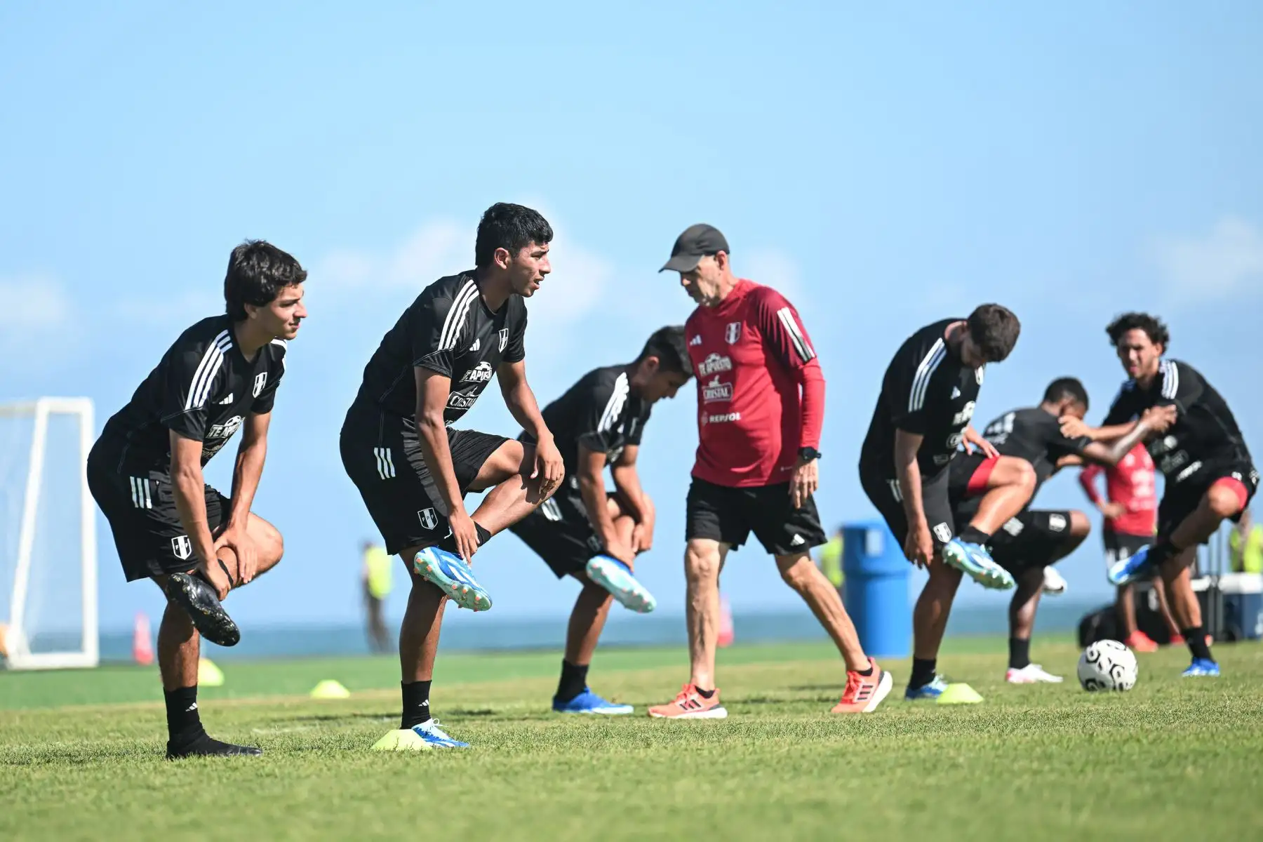 Entrenamiento de la LaBicolor Sub 23 en territorio venezolano. Este jueves la selección dirigida por Chemo del Solar realizó su segunda práctica en la ciudad de Valencia con miras al debut ante Chile que está programado para el domingo 21 de enero a las 15:00 horas (hora peruana) en el estadio Misael Delgado.
Foto: FPF