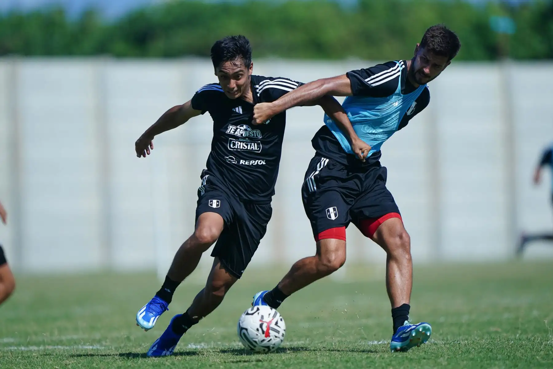 Entrenamiento de la LaBicolor Sub 23 en territorio venezolano. Este jueves la selección dirigida por Chemo del Solar realizó su segunda práctica en la ciudad de Valencia con miras al debut ante Chile que está programado para el domingo 21 de enero a las 15:00 horas (hora peruana) en el estadio Misael Delgado.
Foto: FPF