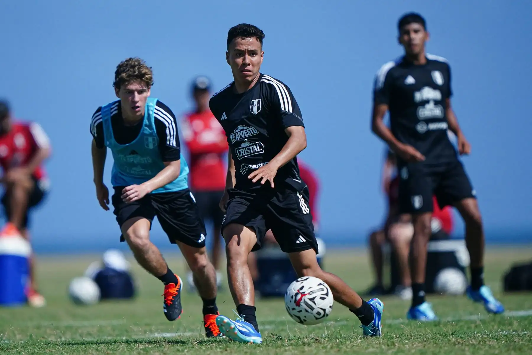 Entrenamiento de la LaBicolor Sub 23 en territorio venezolano. Este jueves la selección dirigida por Chemo del Solar realizó su segunda práctica en la ciudad de Valencia con miras al debut ante Chile que está programado para el domingo 21 de enero a las 15:00 horas (hora peruana) en el estadio Misael Delgado.
Foto: FPF