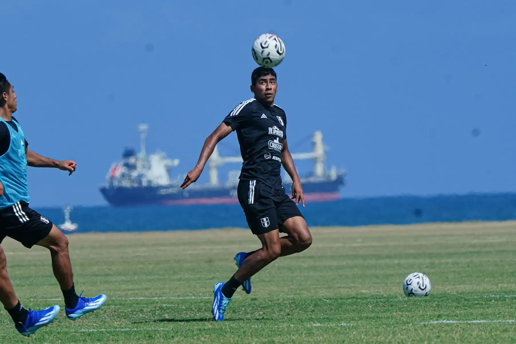 Entrenamiento de la LaBicolor Sub 23 en territorio venezolano. Este jueves la selección dirigida por Chemo del Solar realizó su segunda práctica en la ciudad de Valencia con miras al debut ante Chile que está programado para el domingo 21 de enero a las 15:00 horas (hora peruana) en el estadio Misael Delgado.
Foto: FPF