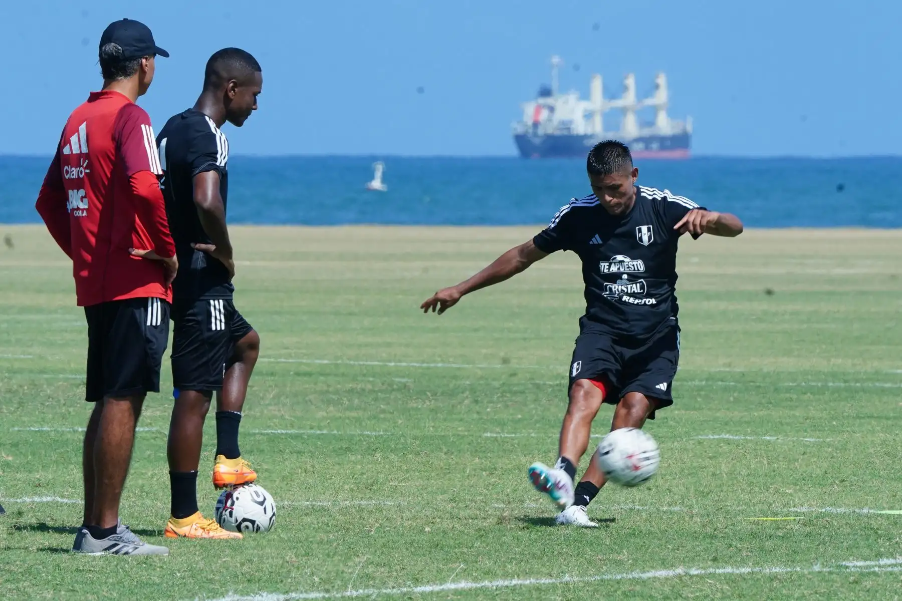 Entrenamiento de la LaBicolor Sub 23 en territorio venezolano. Este jueves la selección dirigida por Chemo del Solar realizó su segunda práctica en la ciudad de Valencia con miras al debut ante Chile que está programado para el domingo 21 de enero a las 15:00 horas (hora peruana) en el estadio Misael Delgado.
Foto: FPF
