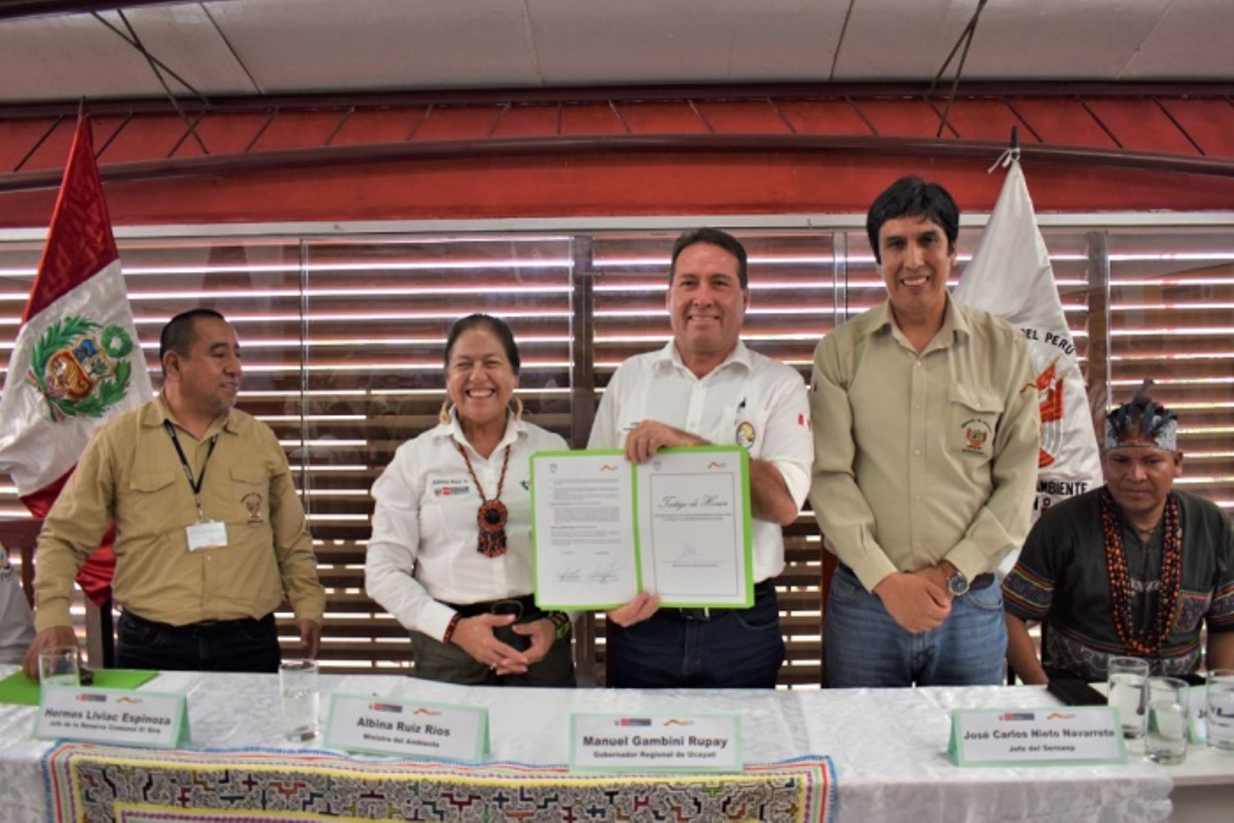 La suscripción del convenio entre el Sernanp y el Gore Ucayali fue liderado por la ministra del Ambiente, Albina Ruiz.