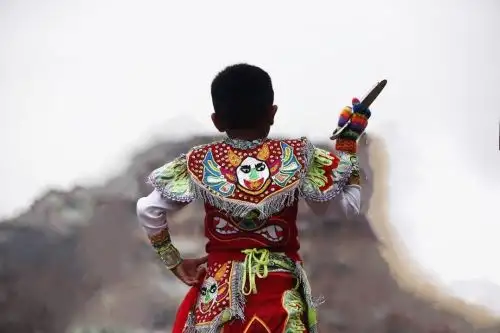 Consagrarán a jóvenes danzantes de tijeras en las faldas del cerro Azapara en Huancavelica.