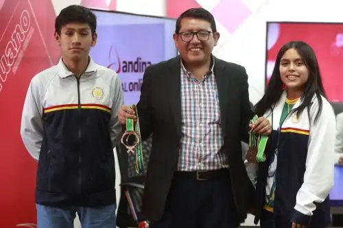 ldair Durán Córdova, ganador de la medalla de oro en Física y Astronomía; Johel Tarazona Guillén, docente de Ciencias del COAR Lima y Daphne Fernández Dueñas, medalla de bronce en Ciencias Naturales. Foto: ANDINA/Vidal Tarqui