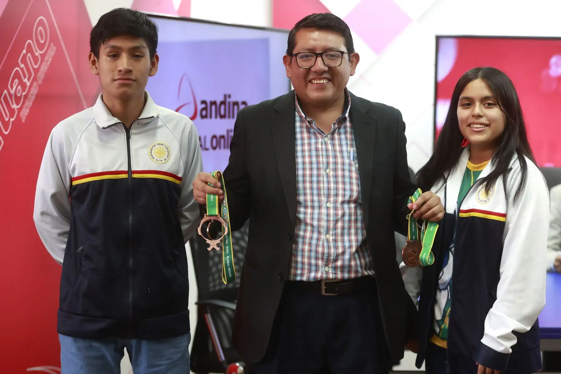 ldair Durán Córdova, ganador de la medalla de oro en Física y Astronomía; Johel Tarazona Guillén, docente de Ciencias del COAR Lima y Daphne Fernández Dueñas, medalla de bronce en Ciencias Naturales. Foto: ANDINA/Vidal Tarqui