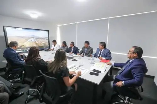 Reunión entre el presidente del Consejo de Ministros y personal de la Anin. Foto: ANDINA/difusión.