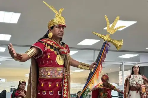 Inca Pachacútec y coya dieron bienvenida a turistas asiáticos que arribaron esta mañana al aeropuerto de Cusco.