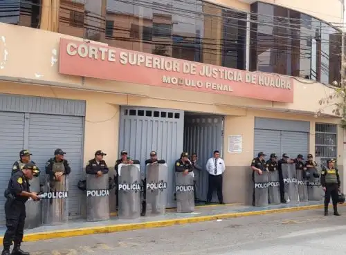 Policía Nacional extrema las medidas de seguridad en los exteriores de la sede de la Corte Superior de Huaura, en Huacho, ante el inicio de la audiencia de prisión preventiva contra el presunto feminicida de dos hermanas. Foto: Paul Reyes.