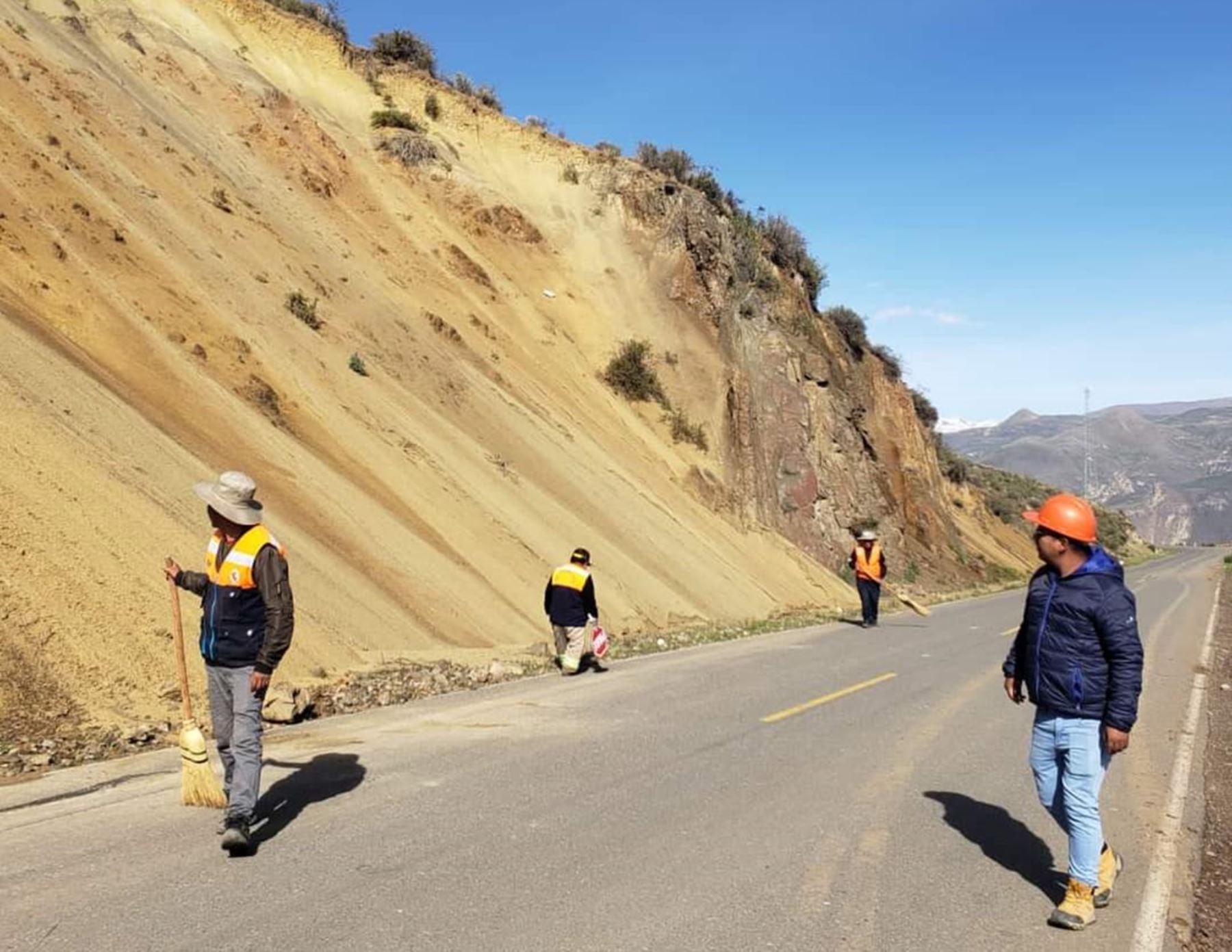 Las vías que conducen a los atractivos turísticos del valle del Colca, en Arequipa, se encuentran habilitados tras concluir los trabajos de limpieza y mantenimiento que se realizaron por la caída de rocas y tierra. Foto: ANDINA/difusión.
