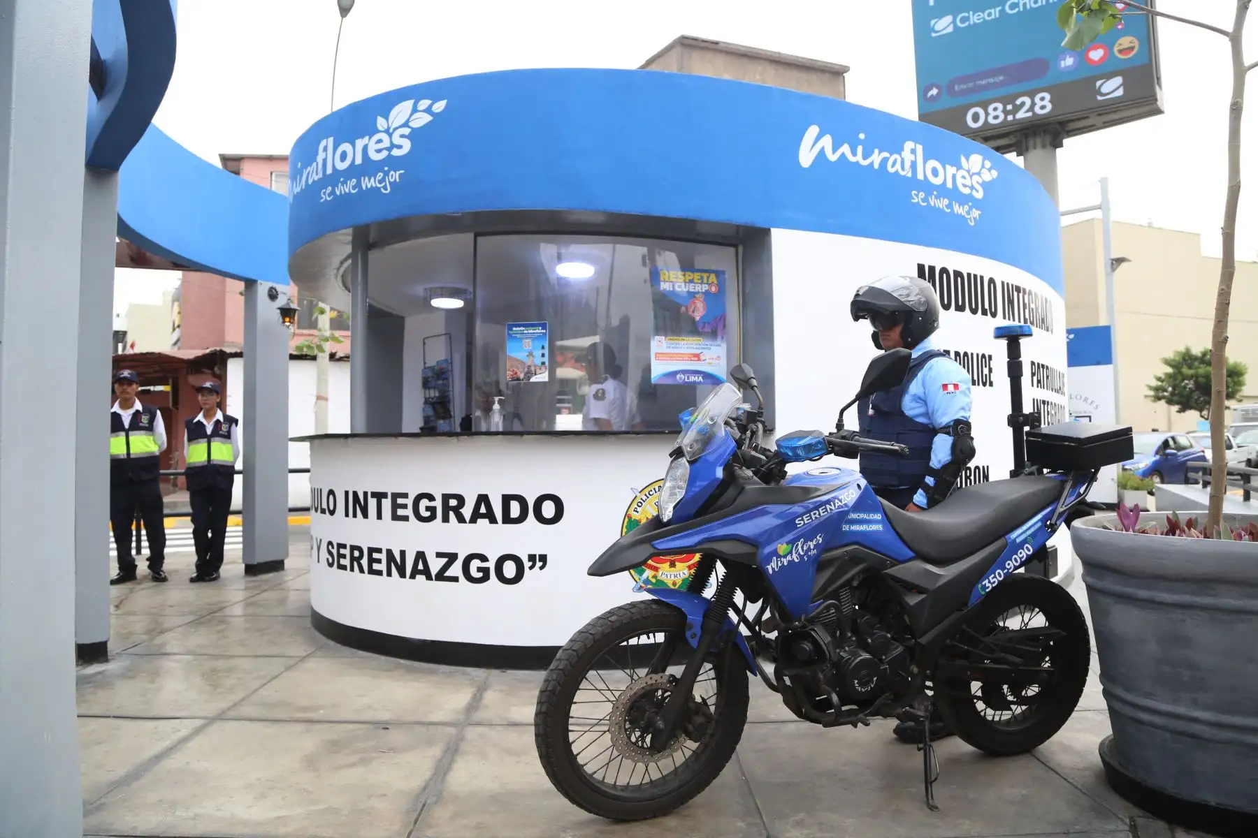 Este módulo será también el punto de partida para el Escuadrón Flash del Serenazgo Municipal. Se trata de un contingente de respuesta rápida conformado por 15 agentes motorizados, quienes están equipados con chalecos antibalas, cascos y otros materiales de protección para el patrullaje preventivo y la atención inmediata ante eventuales incidentes delictivos, en apoyo a la Policía Nacional.
Foto: ANDINA/Muni Miraflores
