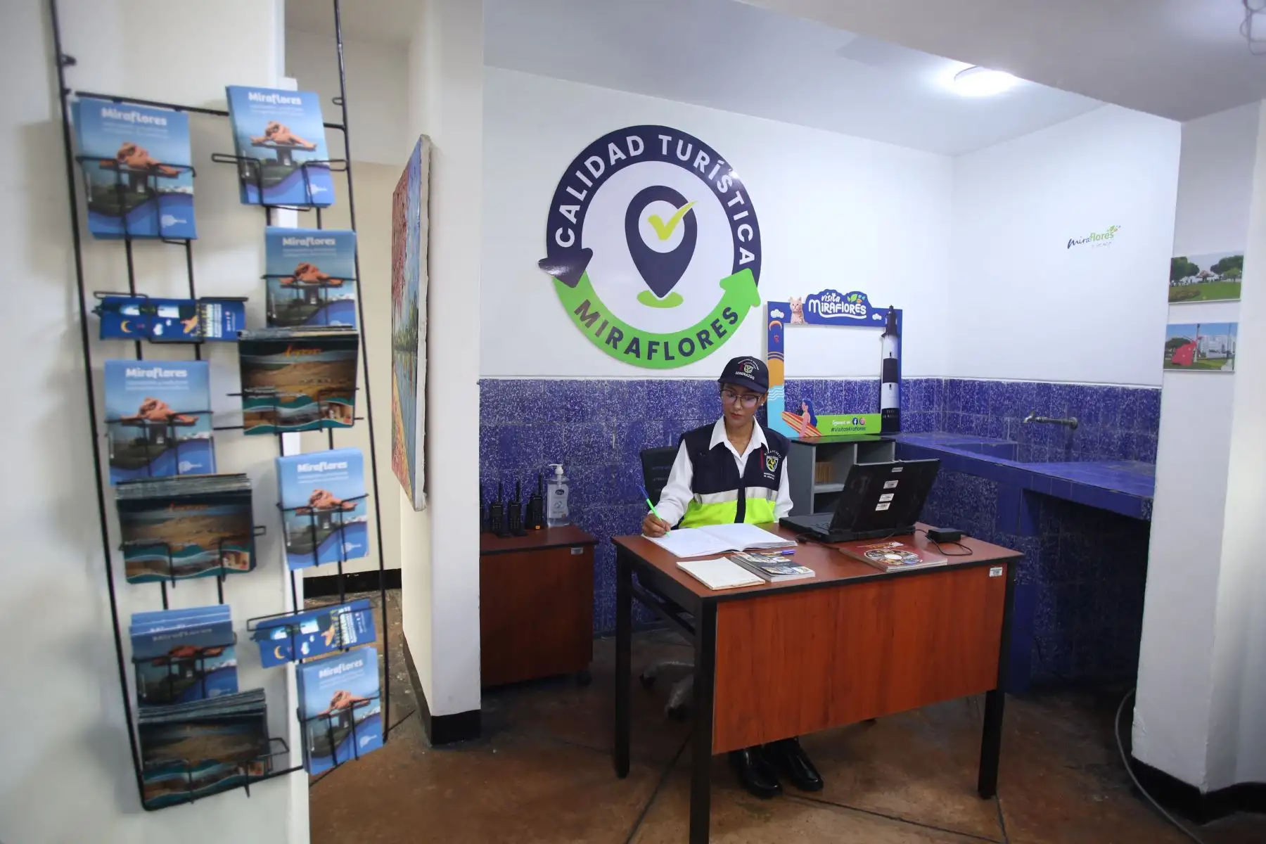 El personal de esta división estará presente de forma permanente en el módulo, ofreciendo orientación y asesoría a los visitantes, en colaboración con la Policía Nacional del Perú, que dispone de los efectivos de la Policía de Turismo. Durante la presentación, realizaron una demostración del trabajo que realizan, acompañados por el alcalde Carlos Canales Anchorena.
Foto: ANDINA/Muni Miraflores