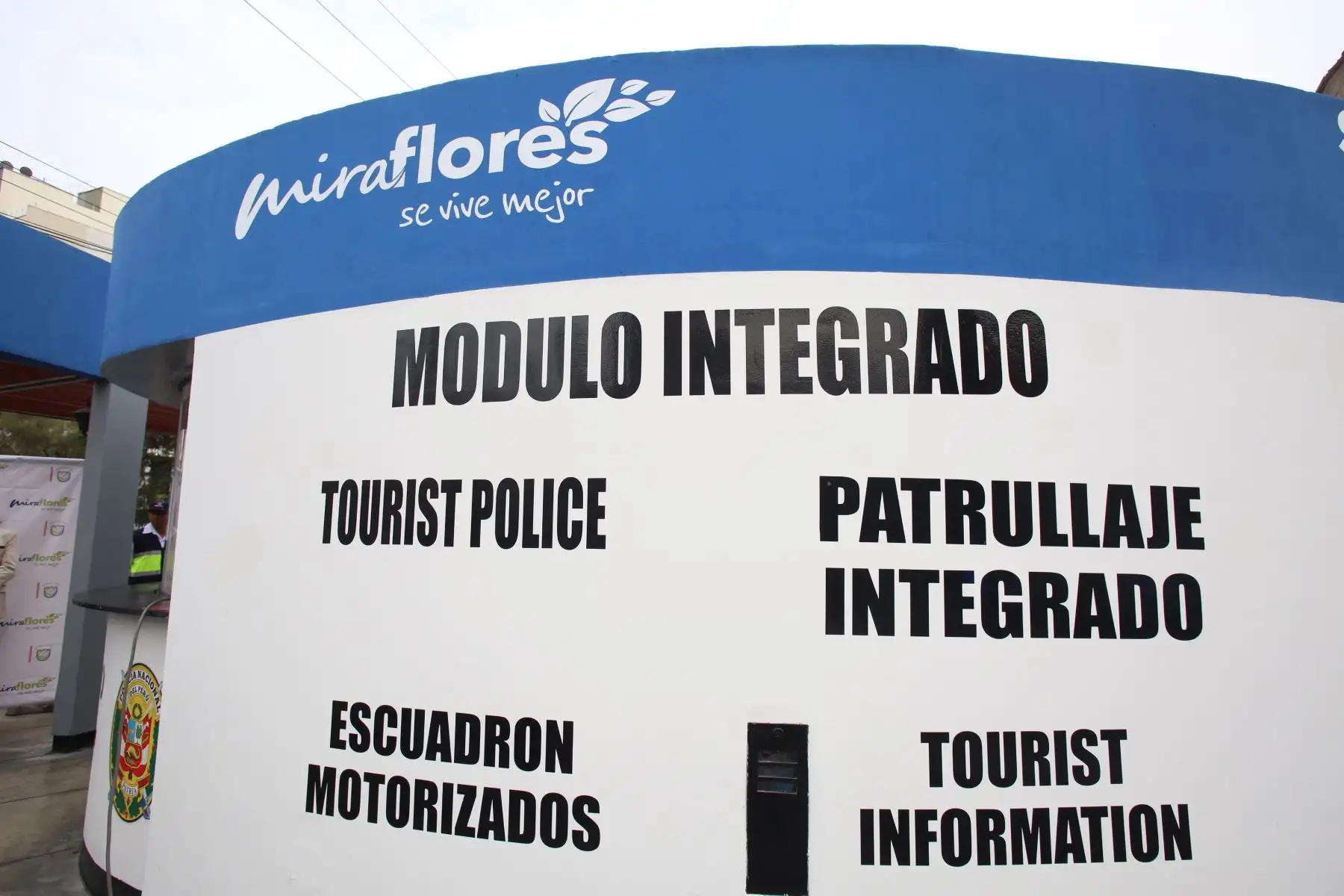 Cabe precisar que la "Tourism Division" de Miraflores ha incorporado a su equipo a un sereno especializado en lengua de señas peruanas, como una forma de fortalecer la atención que se ofrece a las personas con discapacidad auditiva y reafirmar el compromiso de la comuna con la inclusión y accesibilidad.
Foto: ANDINA/Muni Miraflores
