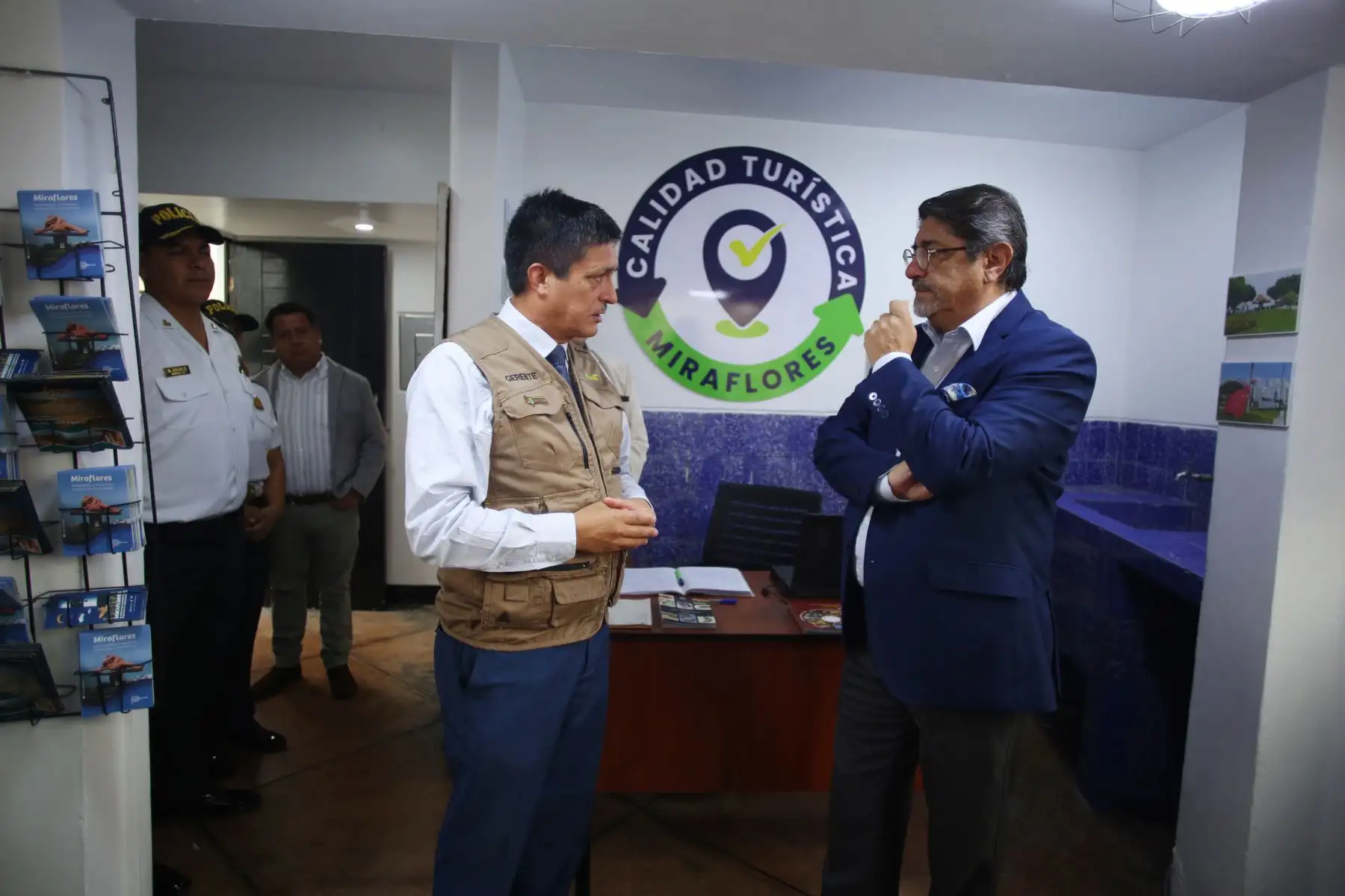 El personal de esta división estará presente de forma permanente en el módulo, ofreciendo orientación y asesoría a los visitantes, en colaboración con la Policía Nacional del Perú, que dispone de los efectivos de la Policía de Turismo. Durante la presentación, realizaron una demostración del trabajo que realizan, acompañados por el alcalde Carlos Canales Anchorena.
Foto: ANDINA/Muni Miraflores