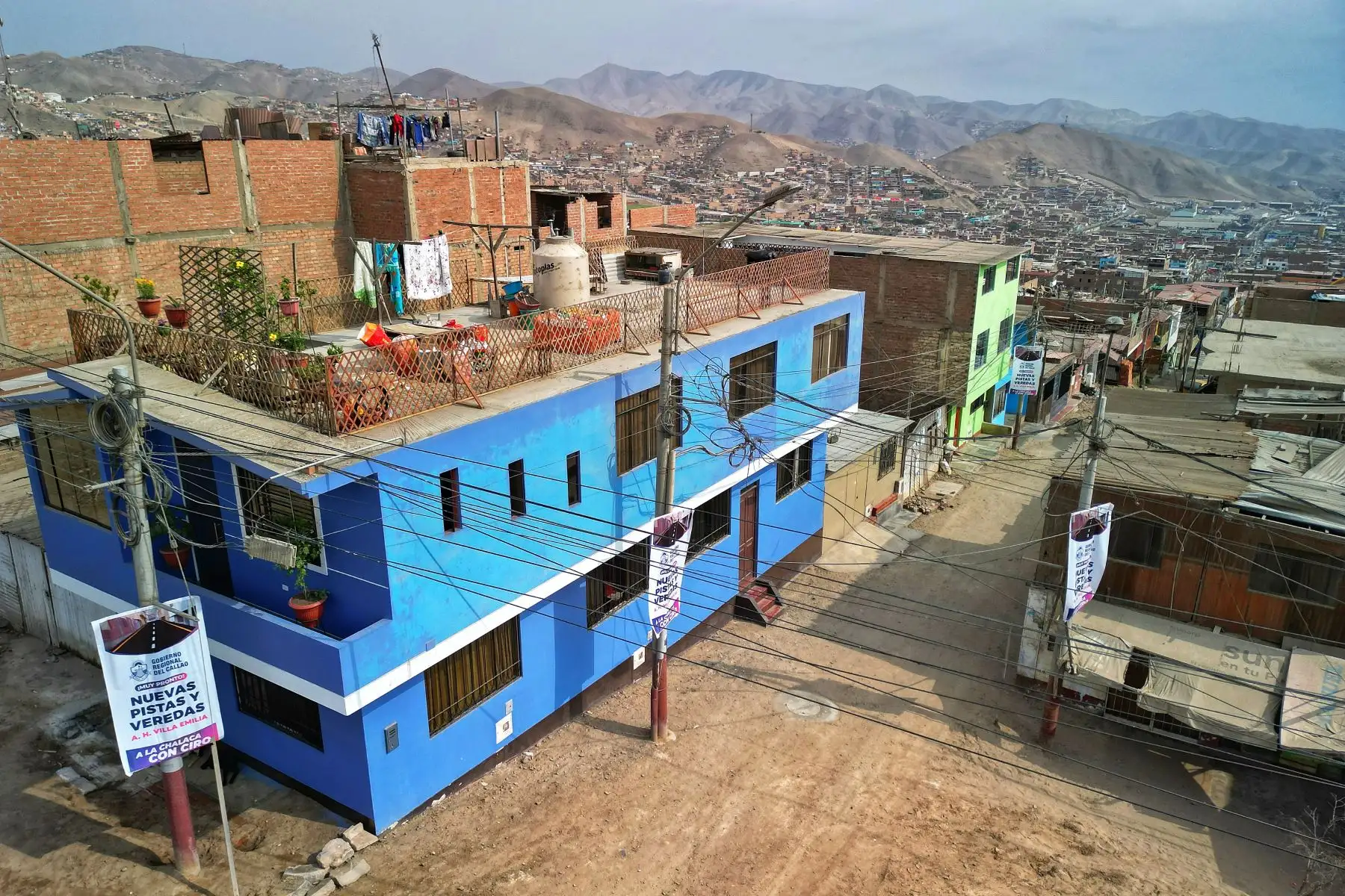 El Gobernador Regional del Callao, Ciro Castillo Rojo Salas dio inicio al proyecto más esperado por la comunidad de Villa Emilia, el asentamiento humano más extenso de Mi Perú. Con una inversión de 3,833,669.48 soles, se llevará a cabo la construcción de pistas y veredas, mejorando la calidad de vida de más de 8000 vecinos. 
Foto: ANDINA/Gore Callao