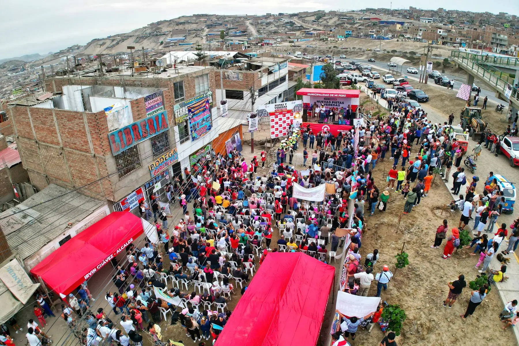 El Gobernador Regional del Callao, Ciro Castillo Rojo Salas dio inicio al proyecto más esperado por la comunidad de Villa Emilia, el asentamiento humano más extenso de Mi Perú. Con una inversión de 3,833,669.48 soles, se llevará a cabo la construcción de pistas y veredas, mejorando la calidad de vida de más de 8000 vecinos. 
Foto: ANDINA/Gore Callao