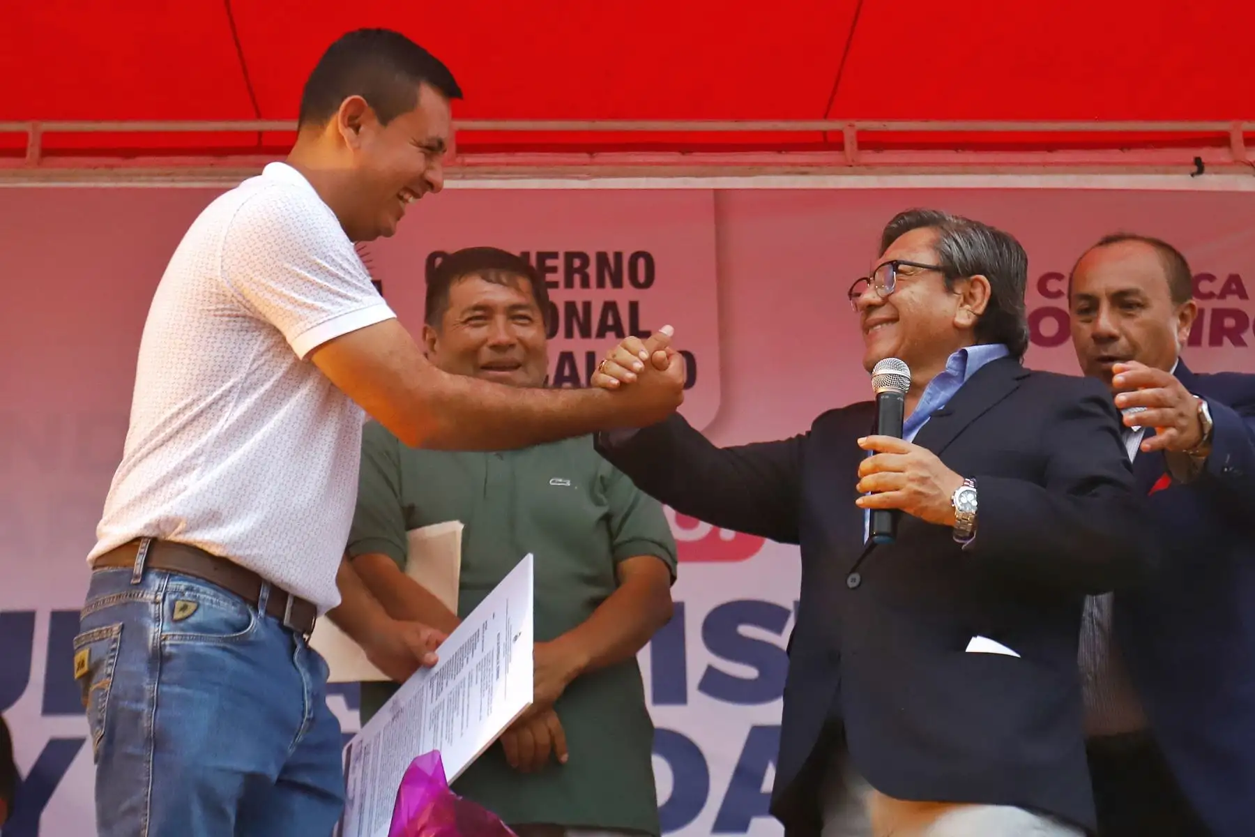 El Gobernador Regional del Callao, Ciro Castillo Rojo Salas dio inicio al proyecto más esperado por la comunidad de Villa Emilia, el asentamiento humano más extenso de Mi Perú. Con una inversión de 3,833,669.48 soles, se llevará a cabo la construcción de pistas y veredas, mejorando la calidad de vida de más de 8000 vecinos. 
Foto: ANDINA/Gore Callao