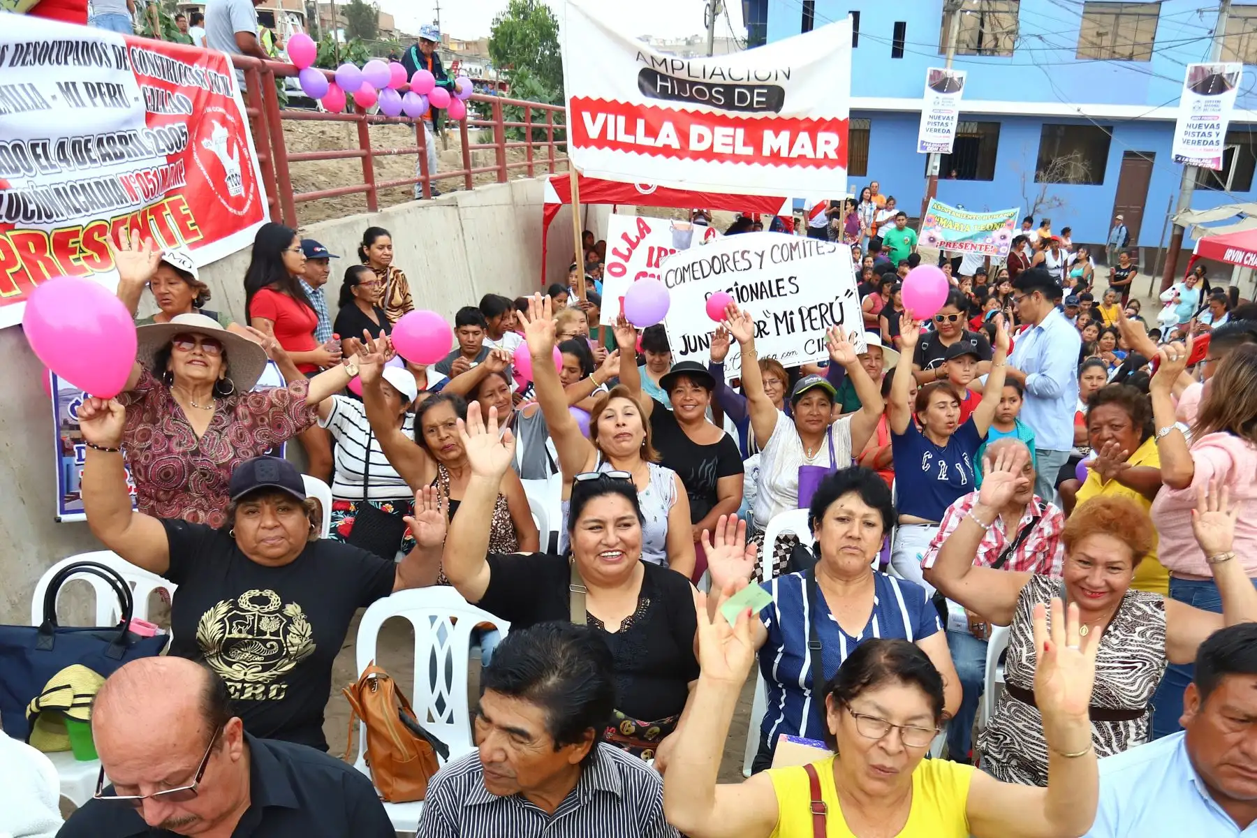 Los vecinos de Mi Perú acudieron masivamente a la colocación de la primera piedra. La obra, tiene un plazo de ejecución de 120 días, comenzará el próximo lunes 22 de enero, abarcando una superficie de 1,103.74 m2 de veredas y 1,509 m2 de pistas. Con la primera piedra colocada, el Gobierno Regional del Callao y la Municipalidad de Mi Perú continúan trabajando juntos por un futuro prometedor.
Foto: ANDINA/Gore Callao