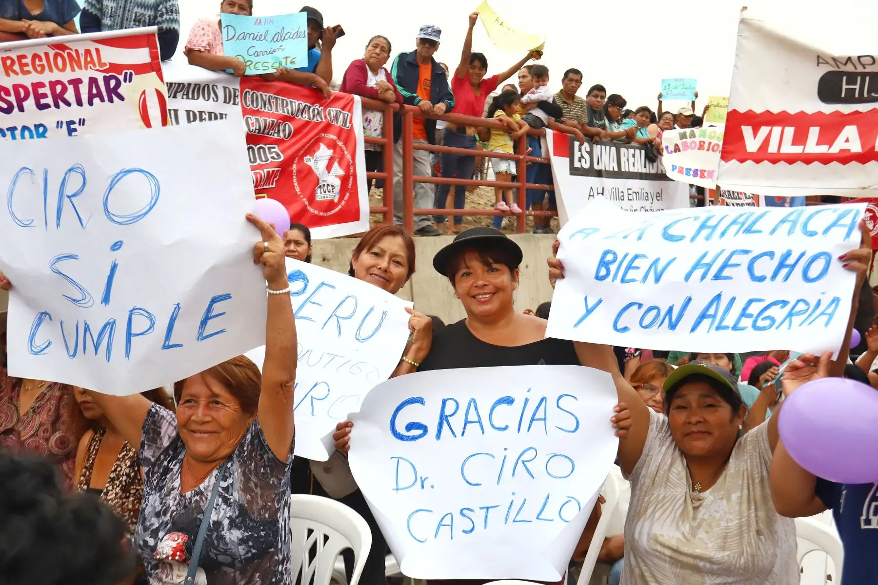 Los vecinos de Mi Perú acudieron masivamente a la colocación de la primera piedra. La obra, tiene un plazo de ejecución de 120 días, comenzará el próximo lunes 22 de enero, abarcando una superficie de 1,103.74 m2 de veredas y 1,509 m2 de pistas. Con la primera piedra colocada, el Gobierno Regional del Callao y la Municipalidad de Mi Perú continúan trabajando juntos por un futuro prometedor.
Foto: ANDINA/Gore Callao