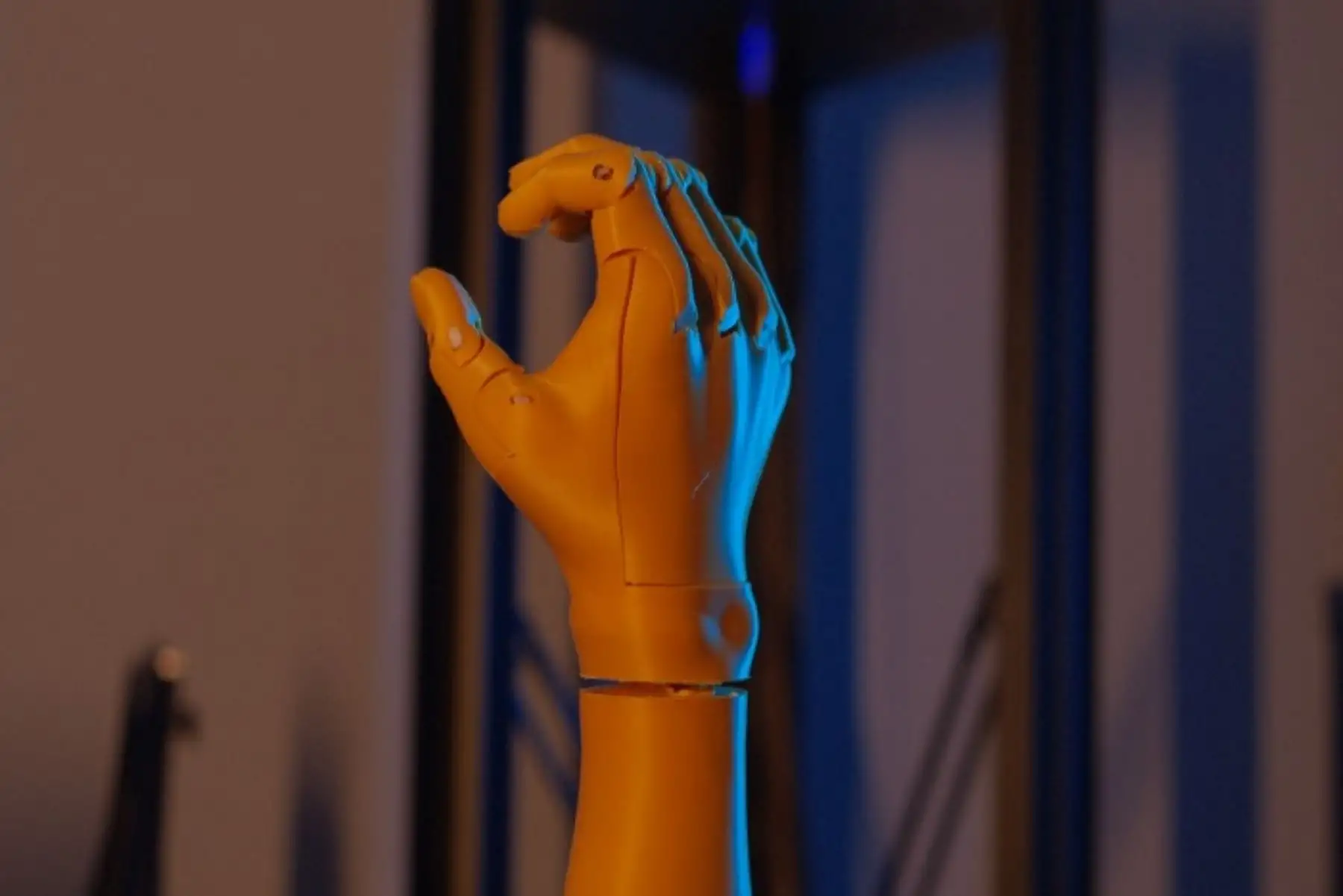 Los jóvenes que integran Maky Robotics, manifestaron que, como parte de su compromiso con la sociedad, seleccionaron a Félix y durante cinco meses lograron construir esta prótesis que les costó aproximadamente S/ 3,000.