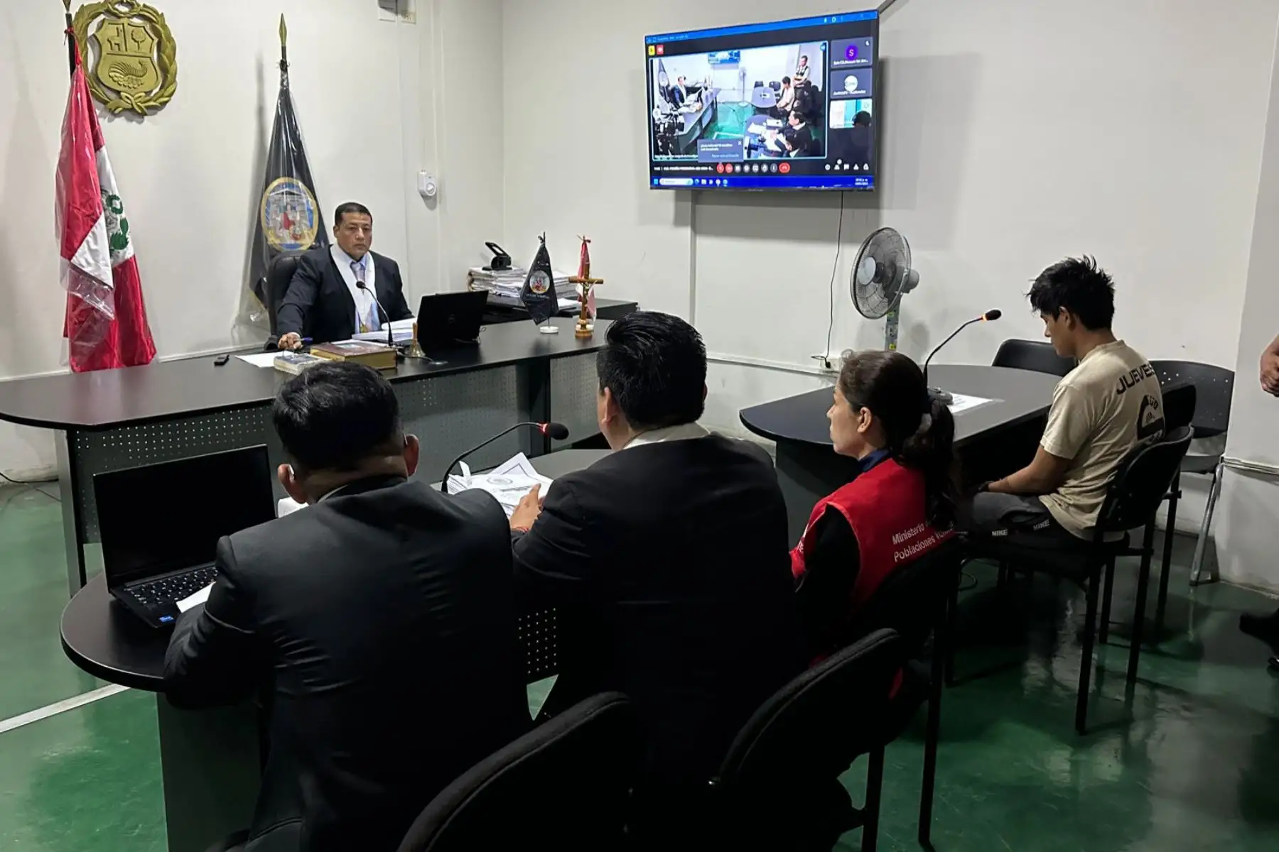 El Poder Judicial, a través del Primer Juzgado de Investigación Preparatoria de la Corte de Huaura, ordenó 18 meses de prisión preventiva contra Christian Ronaldo Trujillo Bardales por el presunto asesinato de las hermanas: Anabel Inocente Ocaño, de 18 años de edad, y la menor con la iniciales L.A.I.O, de 16 años.
Foto: ANDINA/Poder Judicial