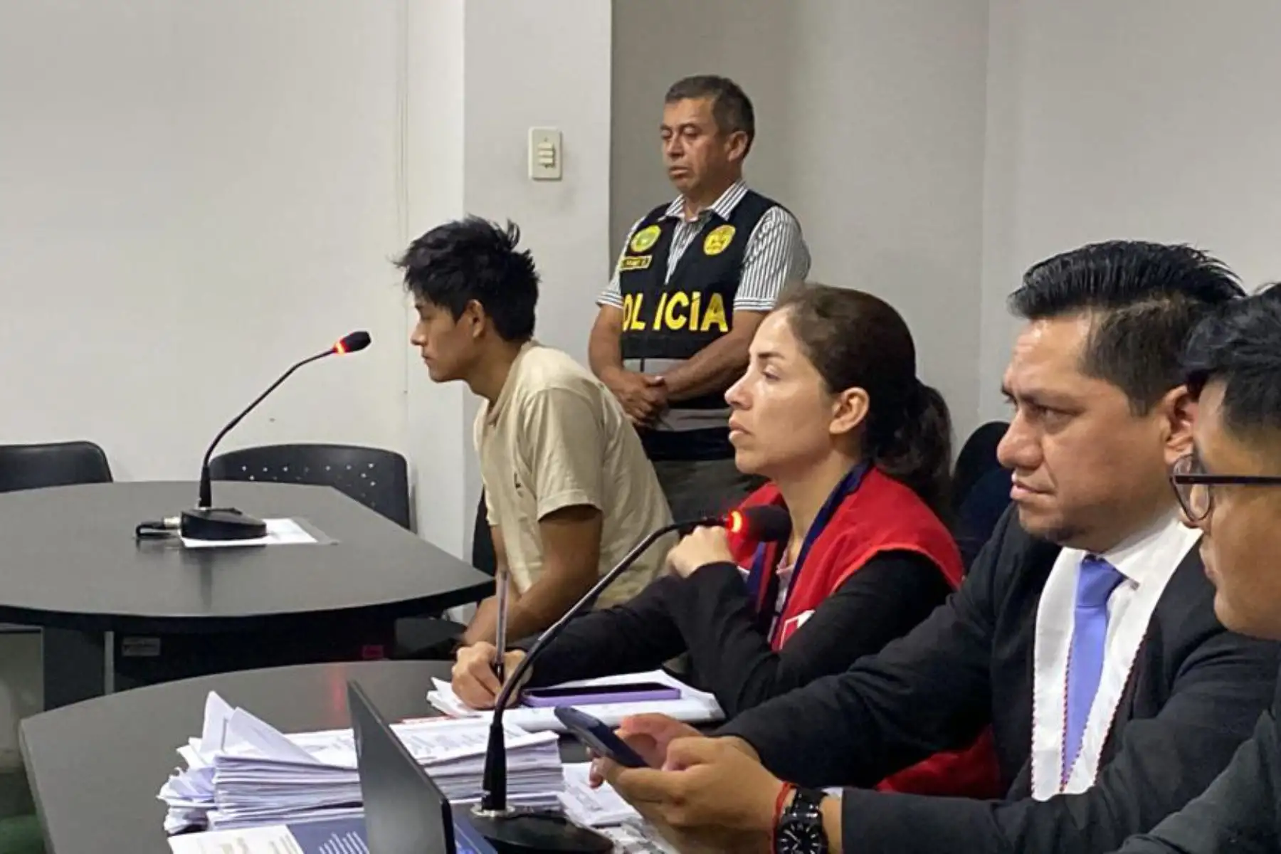 El magistrado sustenta su fallo al señalar que se han cumplido los tres presupuestos para ordenar la prisión preventiva, los cuales son: que los delitos que se les imputa son mayores a los cinco años, que existe peligro de fuga y que no cuenta con arraigo familiar, de domicilio ni laboral.
Foto: ANDINA/Poder Judicial