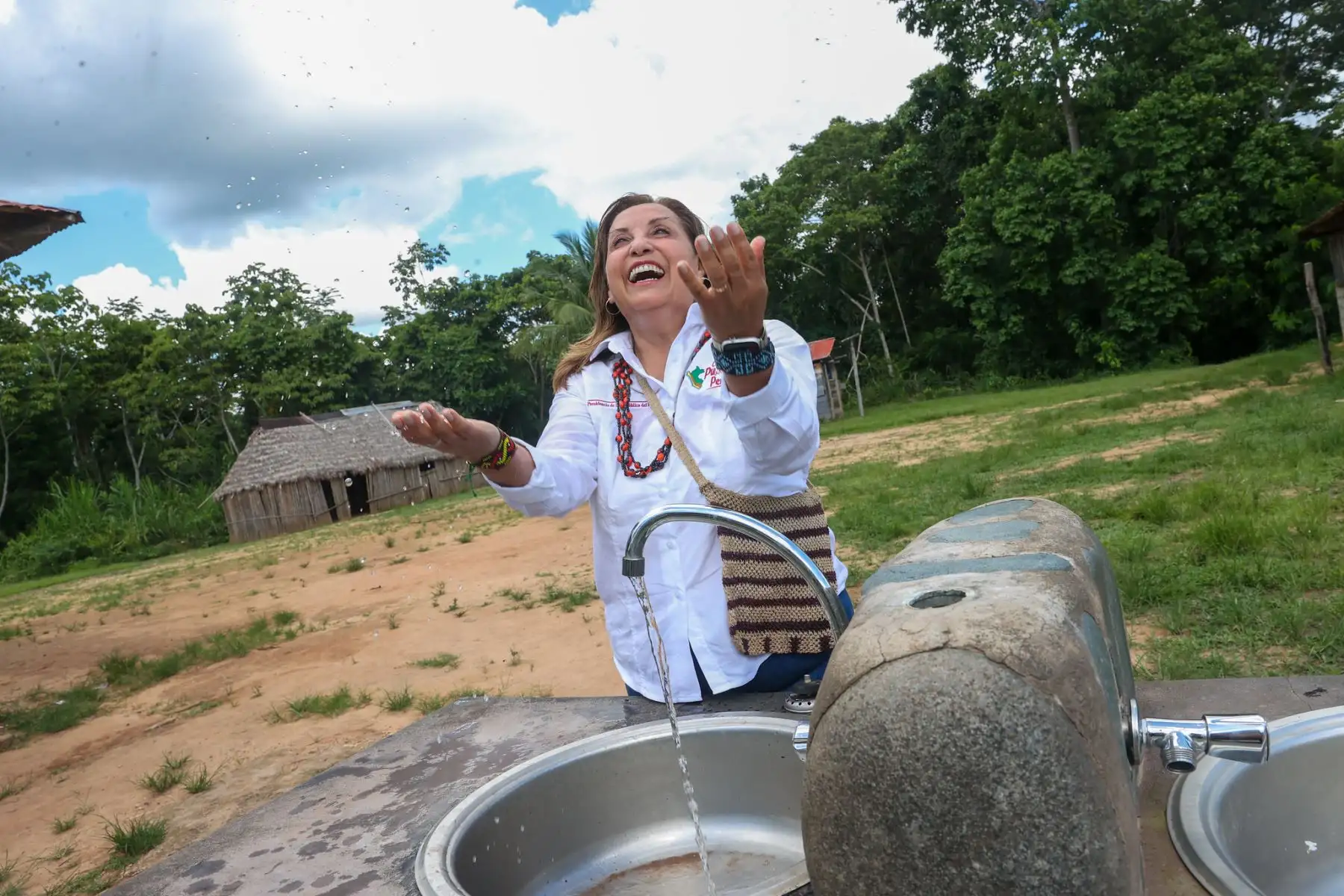 La presidenta de la república, Dina Ercilia Boluarte Zegarra, se convirtió en la primera presidenta del Perú que visita la comunidad nativa Yomibato, en el corazón de la Reserva Natural del Manu, donde fue recibida, con alegría y emoción, por los cerca de 500 miembros de esta comunidad del pueblo matsigenka.
Foto: Andina/ Presidencia Perú