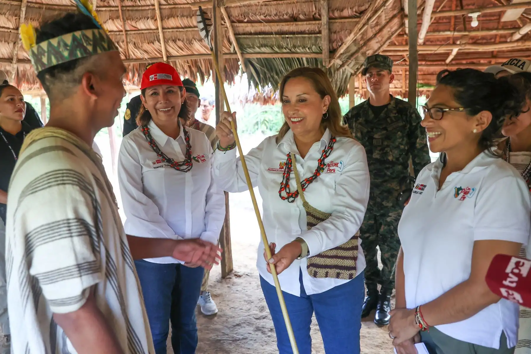 La presidenta de la república, Dina Ercilia Boluarte Zegarra, se convirtió en la primera presidenta del Perú que visita la comunidad nativa Yomibato, en el corazón de la Reserva Natural del Manu, donde fue recibida, con alegría y emoción, por los cerca de 500 miembros de esta comunidad del pueblo matsigenka.
Foto: Andina/ Presidencia Perú