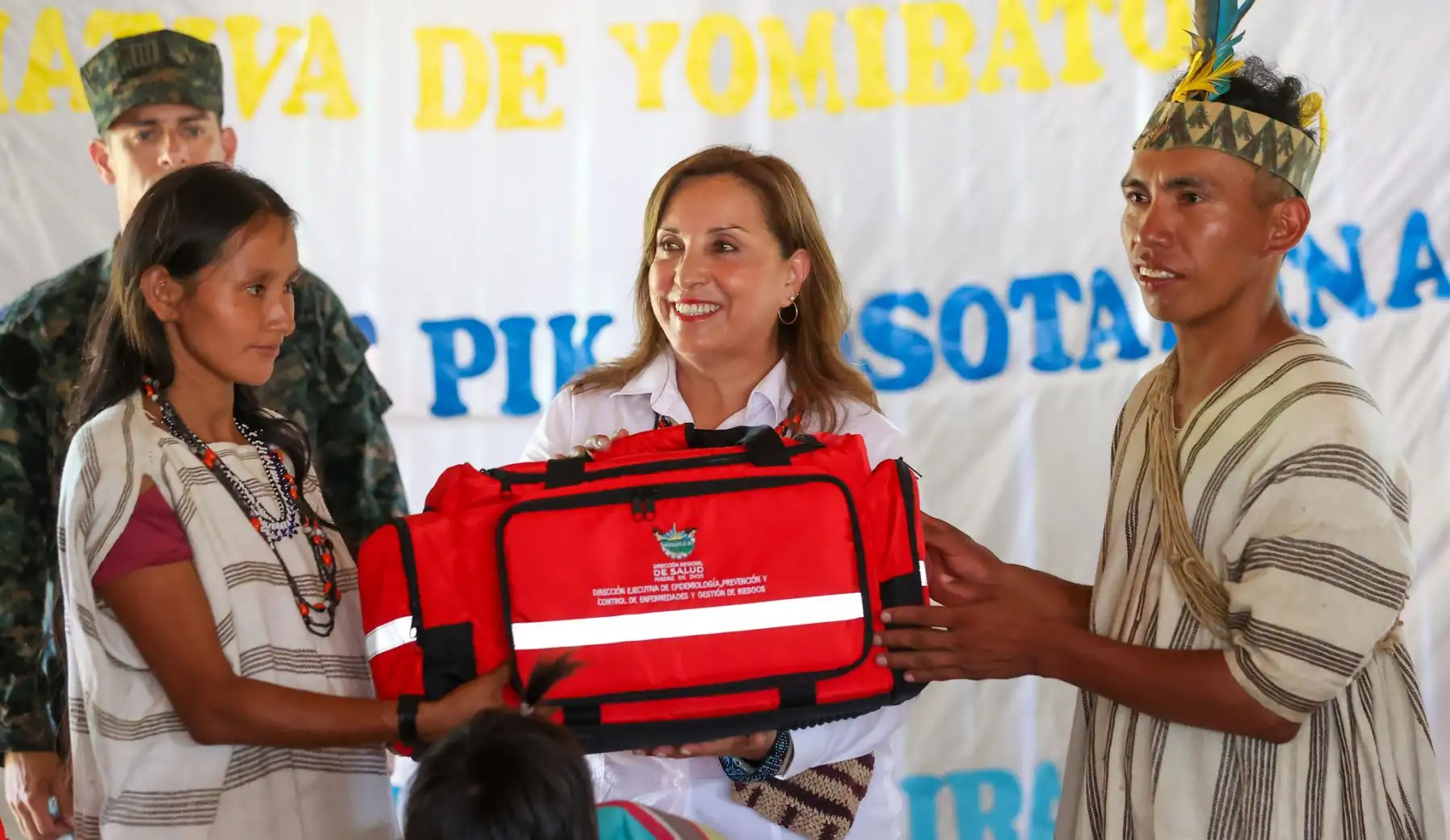 La presidenta de la república, Dina Ercilia Boluarte Zegarra, se convirtió en la primera presidenta del Perú que visita la comunidad nativa Yomibato, en el corazón de la Reserva Natural del Manu, donde fue recibida, con alegría y emoción, por los cerca de 500 miembros de esta comunidad del pueblo matsigenka.
Foto: Andina/ Presidencia Perú