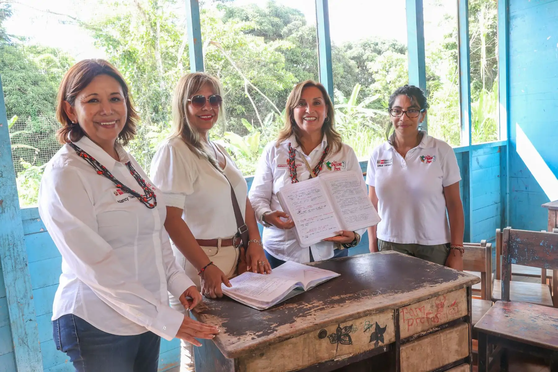La presidenta de la república, Dina Ercilia Boluarte Zegarra, se convirtió en la primera presidenta del Perú que visita la comunidad nativa Yomibato, en el corazón de la Reserva Natural del Manu, donde fue recibida, con alegría y emoción, por los cerca de 500 miembros de esta comunidad del pueblo matsigenka.
Foto: Andina/ Presidencia Perú