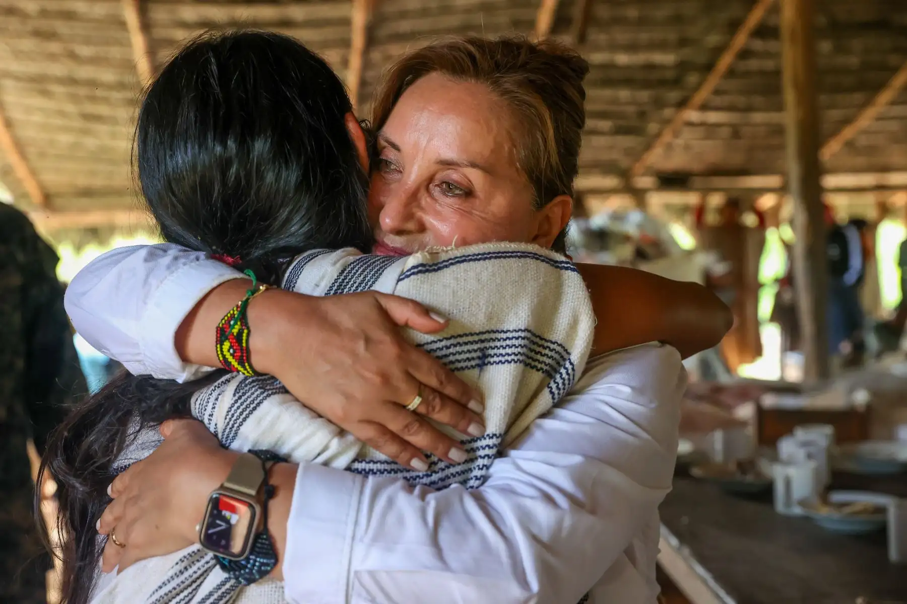La presidenta de la república, Dina Ercilia Boluarte Zegarra, se convirtió en la primera presidenta del Perú que visita la comunidad nativa Yomibato, en el corazón de la Reserva Natural del Manu, donde fue recibida, con alegría y emoción, por los cerca de 500 miembros de esta comunidad del pueblo matsigenka.
Foto: Andina/ Presidencia Perú