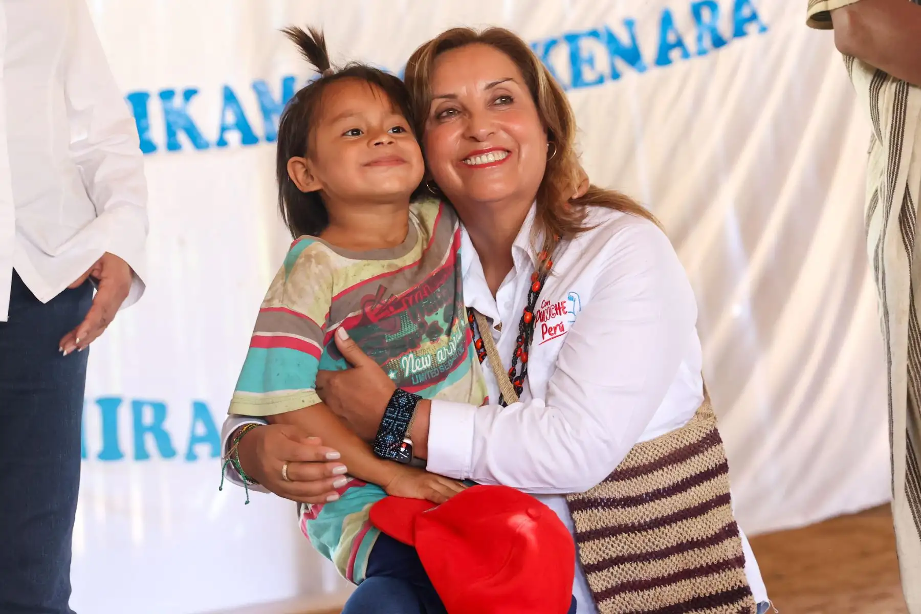 La presidenta de la república, Dina Ercilia Boluarte Zegarra, se convirtió en la primera presidenta del Perú que visita la comunidad nativa Yomibato, en el corazón de la Reserva Natural del Manu, donde fue recibida, con alegría y emoción, por los cerca de 500 miembros de esta comunidad del pueblo matsigenka.
Foto: Andina/ Presidencia Perú