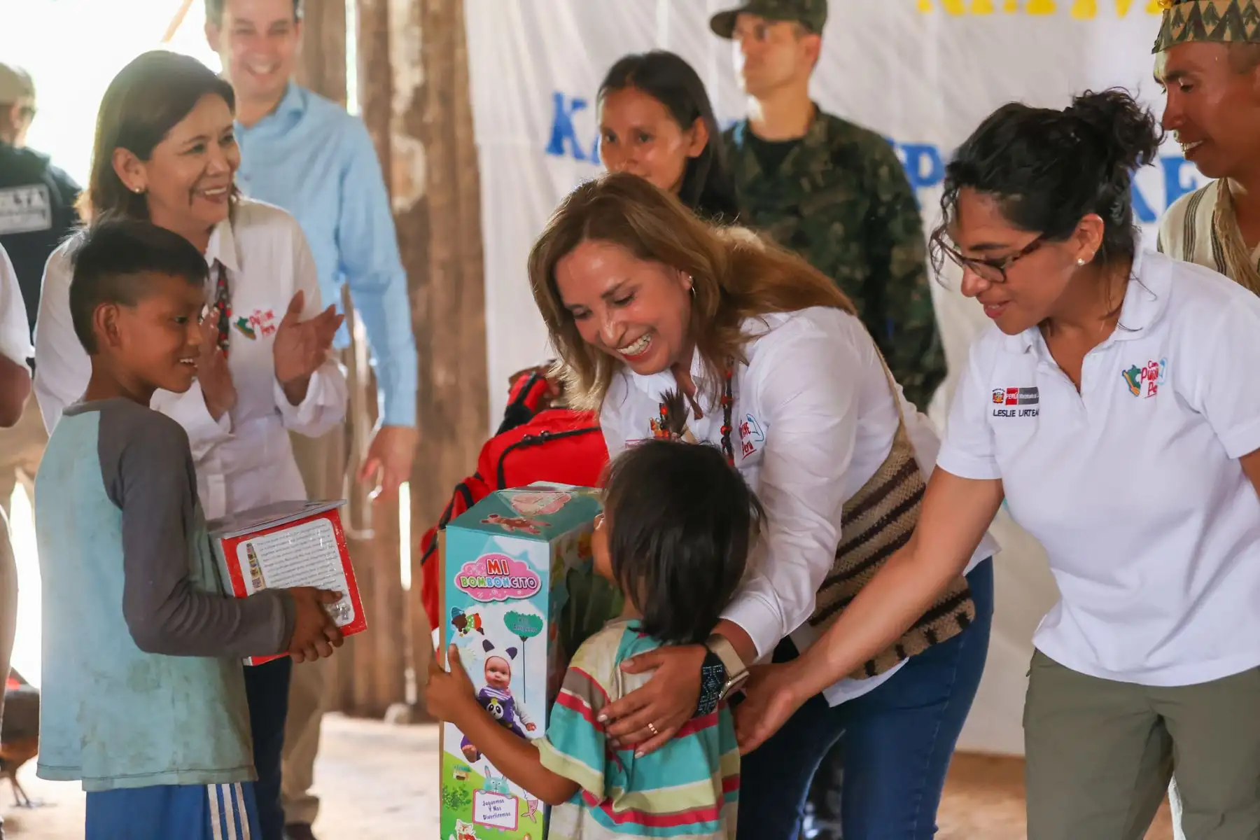 La presidenta de la república, Dina Ercilia Boluarte Zegarra, se convirtió en la primera presidenta del Perú que visita la comunidad nativa Yomibato, en el corazón de la Reserva Natural del Manu, donde fue recibida, con alegría y emoción, por los cerca de 500 miembros de esta comunidad del pueblo matsigenka.
Foto: Andina/ Presidencia Perú