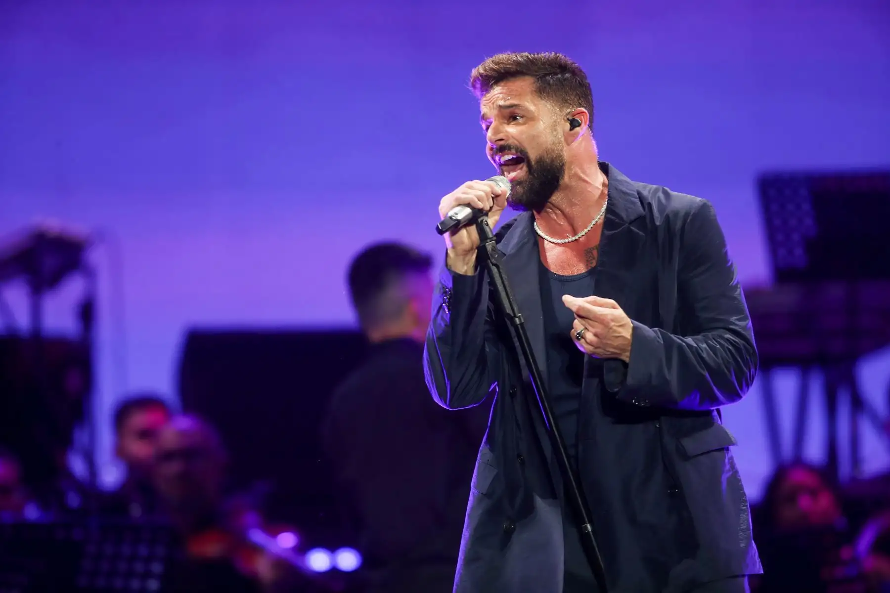 Esta noche el Estadio Nacional es el escenario perfecto para que el  cantante boricua Ricky Martin inicie su año musical en la capital. La figura latina llegó al Perú para deleitar a sus fans con un concierto sinfónico tras 13 años de ausencia de los escenarios peruanos, acompañado de grandes artistas nacionales.
Foto: ANDINA/Ricardo Cuba