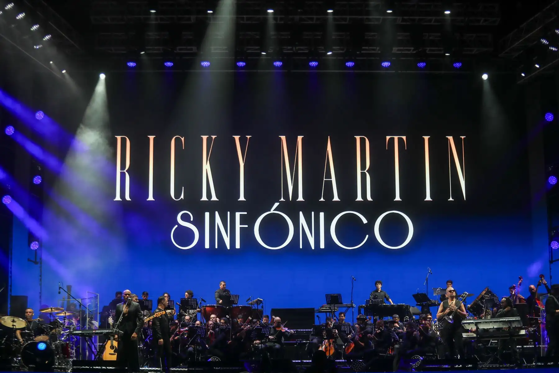 Esta noche el Estadio Nacional es el escenario perfecto para que el  cantante boricua Ricky Martin inicie su año musical en la capital. La figura latina llegó al Perú para deleitar a sus fans con un concierto sinfónico tras 13 años de ausencia de los escenarios peruanos, acompañado de grandes artistas nacionales.
Foto: ANDINA/Ricardo Cuba