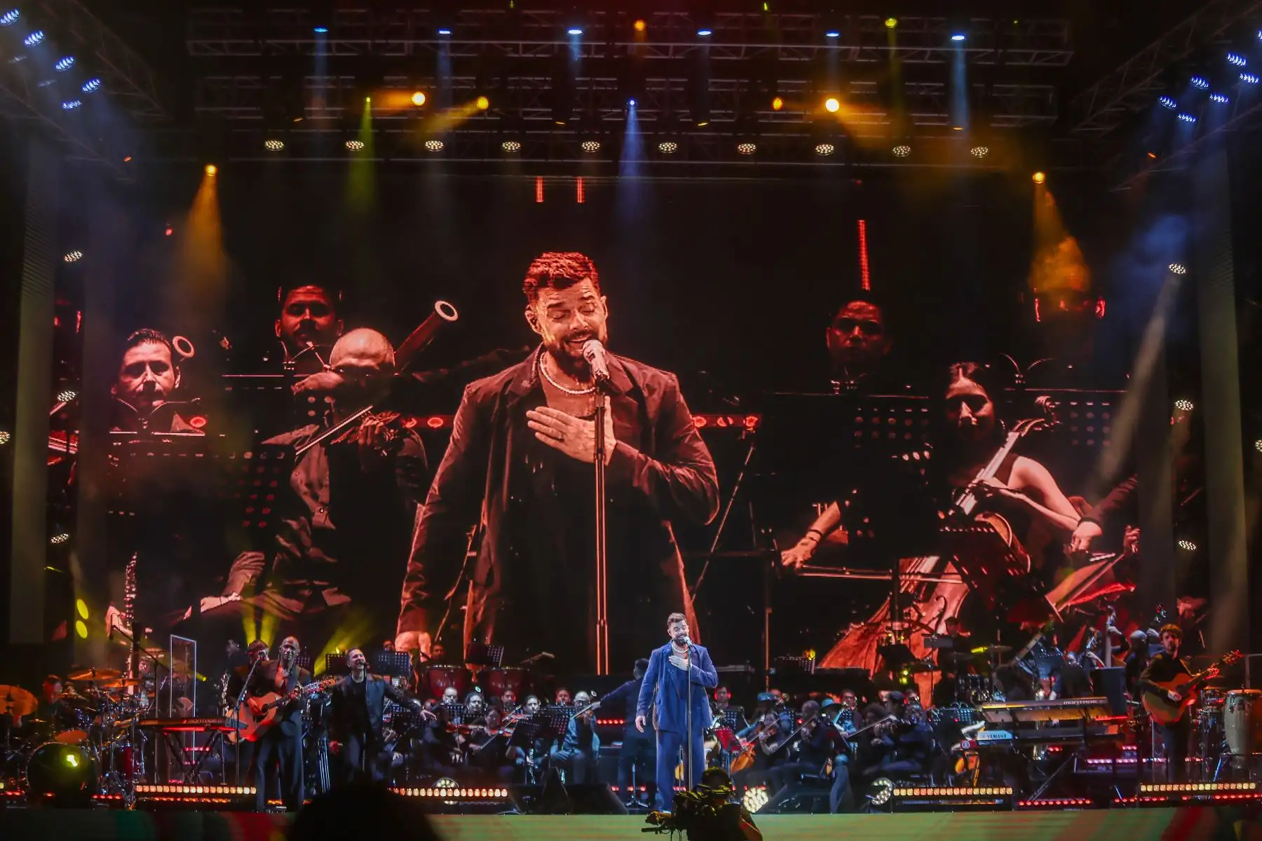 Esta noche el Estadio Nacional es el escenario perfecto para que el  cantante boricua Ricky Martin inicie su año musical en la capital. La figura latina llegó al Perú para deleitar a sus fans con un concierto sinfónico tras 13 años de ausencia de los escenarios peruanos, acompañado de grandes artistas nacionales.
Foto: ANDINA/Ricardo Cuba