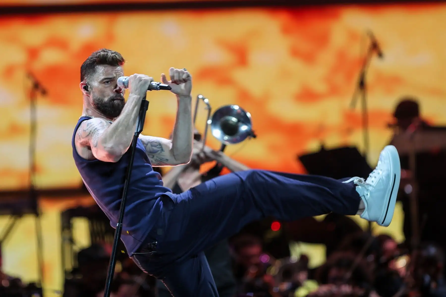 Esta noche el Estadio Nacional es el escenario perfecto para que el  cantante boricua Ricky Martin inicie su año musical en la capital. La figura latina llegó al Perú para deleitar a sus fans con un concierto sinfónico tras 13 años de ausencia de los escenarios peruanos, acompañado de grandes artistas nacionales.
Foto: ANDINA/Ricardo Cuba