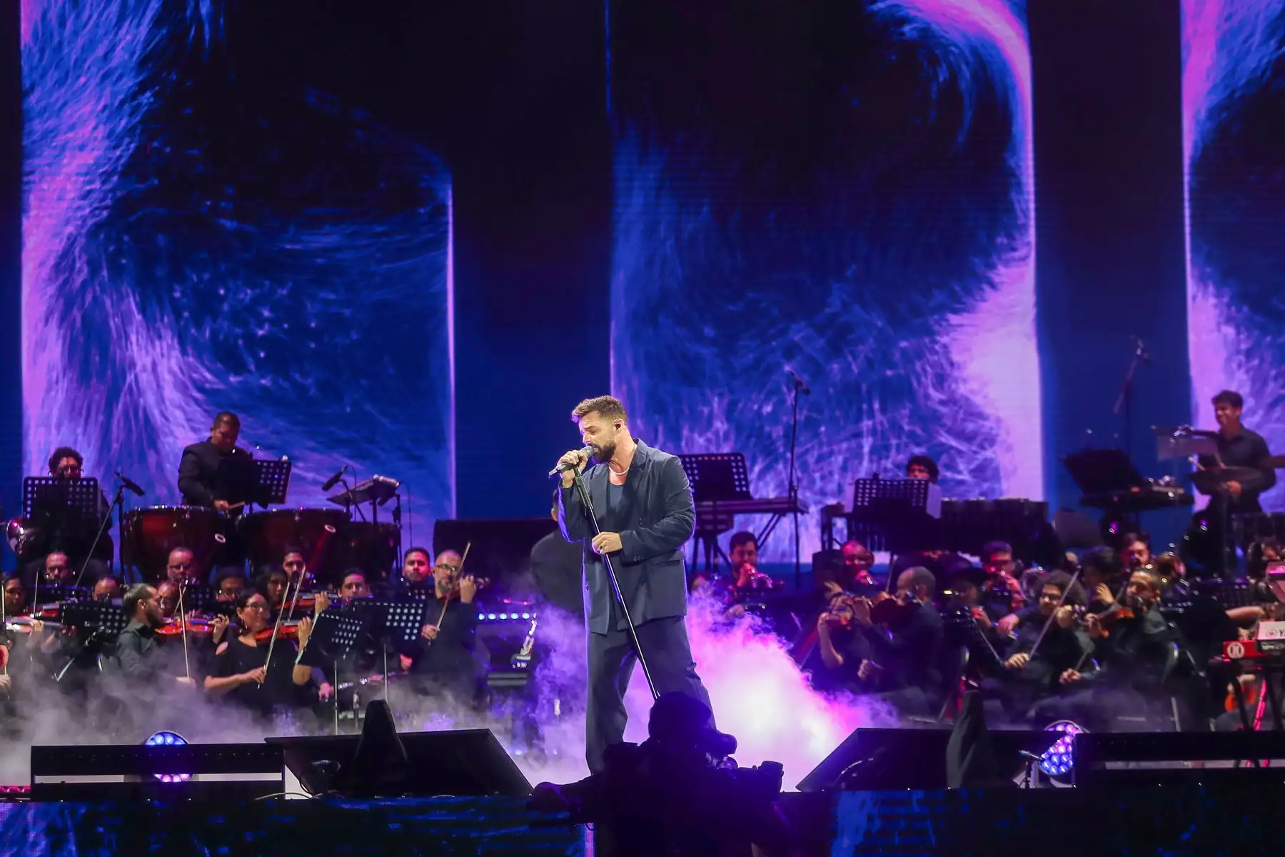 Esta noche el Estadio Nacional es el escenario perfecto para que el  cantante boricua Ricky Martin inicie su año musical en la capital. La figura latina llegó al Perú para deleitar a sus fans con un concierto sinfónico tras 13 años de ausencia de los escenarios peruanos, acompañado de grandes artistas nacionales.
Foto: ANDINA/Ricardo Cuba