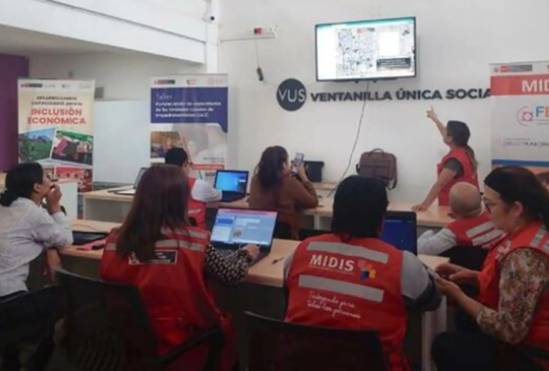 Con la finalidad de afrontar las emergencias que puedan originarse en las regiones y proteger a la población que pueda ser afectada, especialmente pobre y pobre extrema, el Ministerio de Desarrollo e Inclusión Social (Midis) capacitó en gestión de riesgo de desastres a más de 8,900 personas integrantes de sus equipos territoriales, servidores de los gobiernos locales, miembros de los comités de alimentación escolar y lideresas de los comedores populares y ollas comunes a nivel nacional.