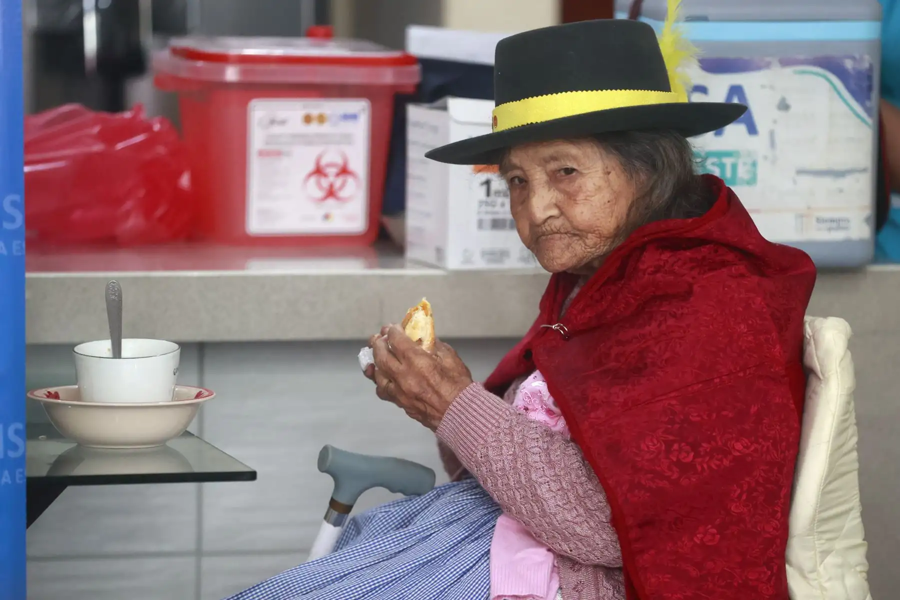 Margarita Baigorrea Villido de 97 años de edad, es la primera ciudadana peruana, quien es usuaria del programa Pensión 65 del Midis, en ser inmunizada con la vacuna monovalente contra el COVID-19. Foto: ANDINA/Vidal Tarqui