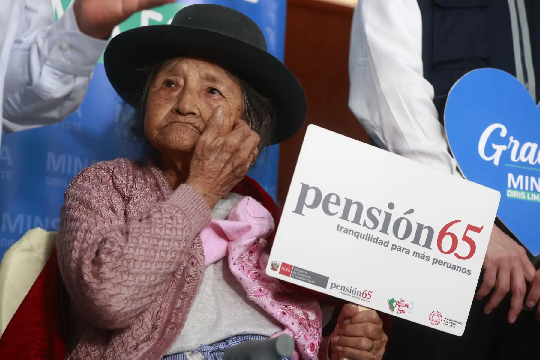 Margarita Baigorrea Villido de 97 años de edad, es la primera ciudadana peruana, quien es usuaria del programa Pensión 65 del Midis, en ser inmunizada con la vacuna monovalente contra el COVID-19. Foto: ANDINA/Vidal Tarqui