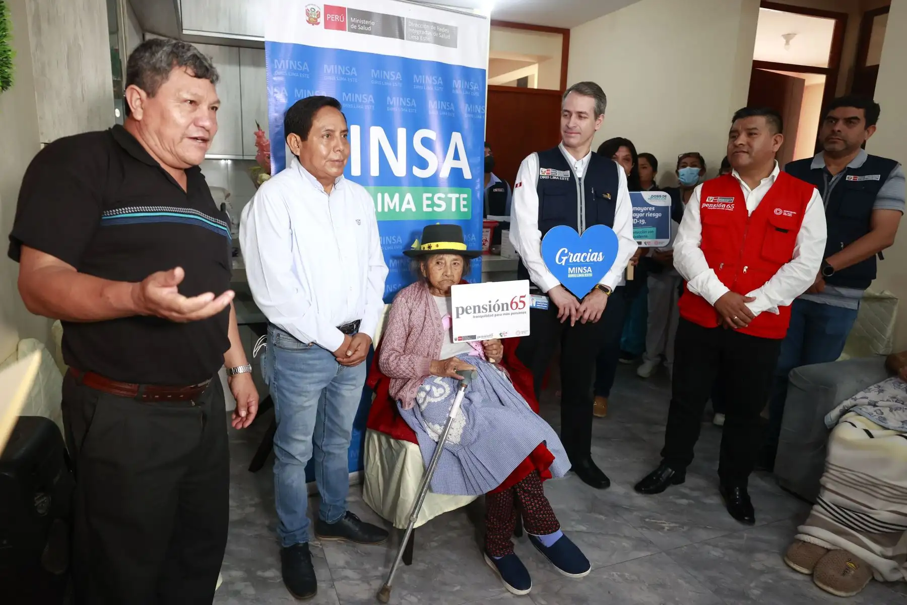 Margarita Baigorrea Villido de 97 años de edad, es la primera ciudadana peruana, quien es usuaria del programa Pensión 65 del Midis, en ser inmunizada con la vacuna monovalente contra el COVID-19. Foto: ANDINA/Vidal Tarqui