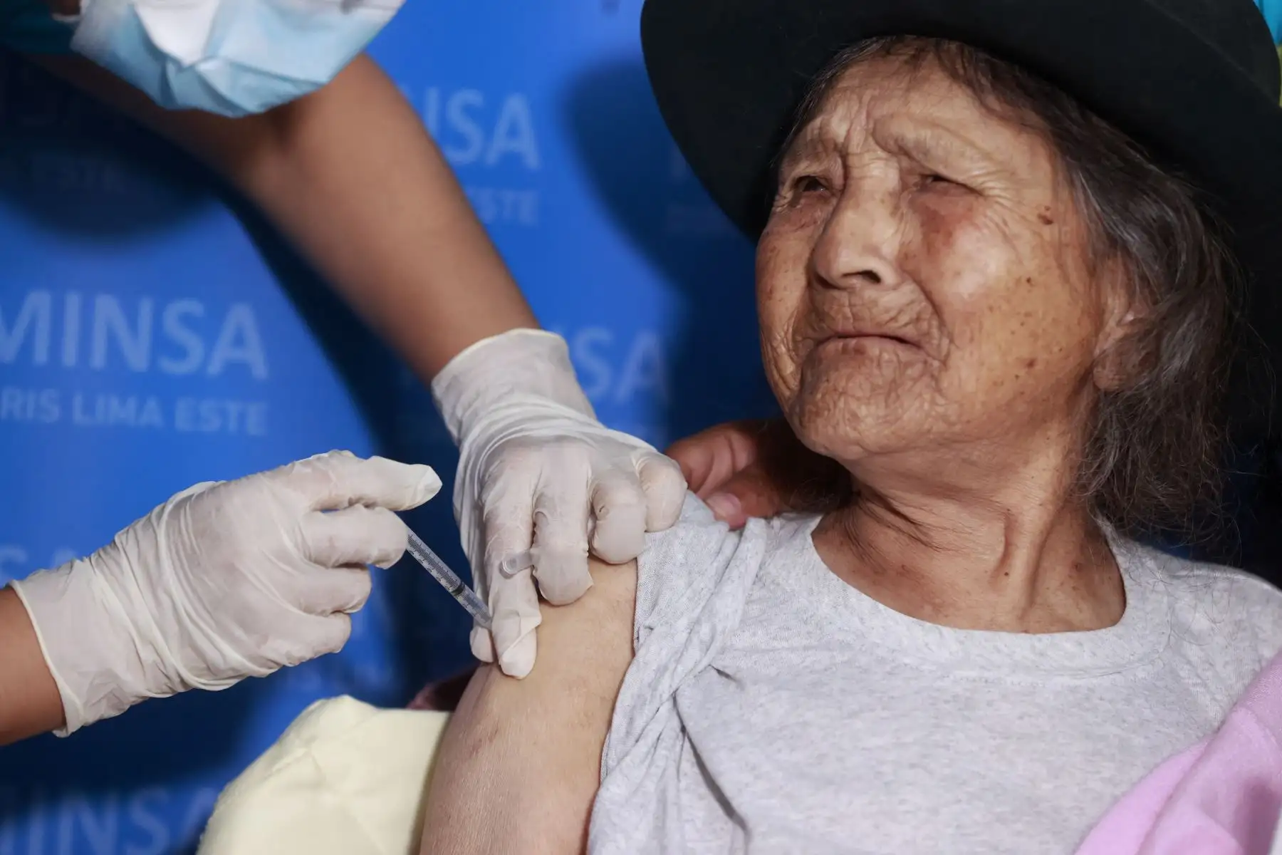 Margarita Baigorrea Villido de 97 años de edad, es la primera ciudadana peruana, quien es usuaria del programa Pensión 65 del Midis, en ser inmunizada con la vacuna monovalente contra el COVID-19. Foto: ANDINA/Vidal Tarqui