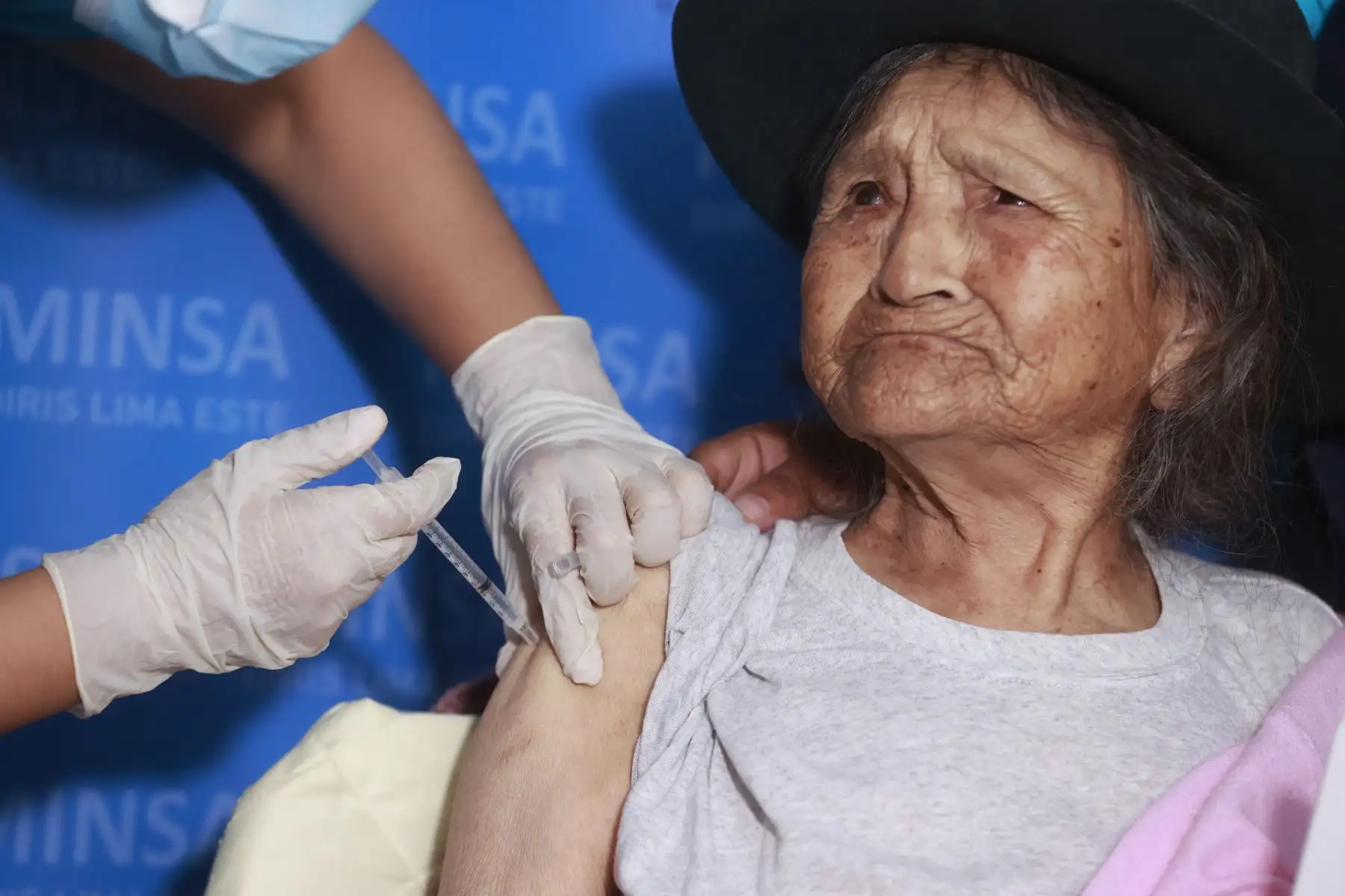 Margarita Baigorrea Villido de 97 años de edad, es la primera ciudadana peruana, quien es usuaria del programa Pensión 65 del Midis, en ser inmunizada con la vacuna monovalente contra el COVID-19. Foto: ANDINA/Vidal Tarqui
