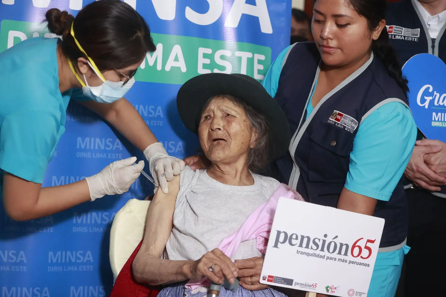 Margarita Baigorrea Villido de 97 años de edad, es la primera ciudadana peruana, quien es usuaria del programa Pensión 65 del Midis, en ser inmunizada con la vacuna monovalente contra el COVID-19. Foto: ANDINA/Vidal Tarqui