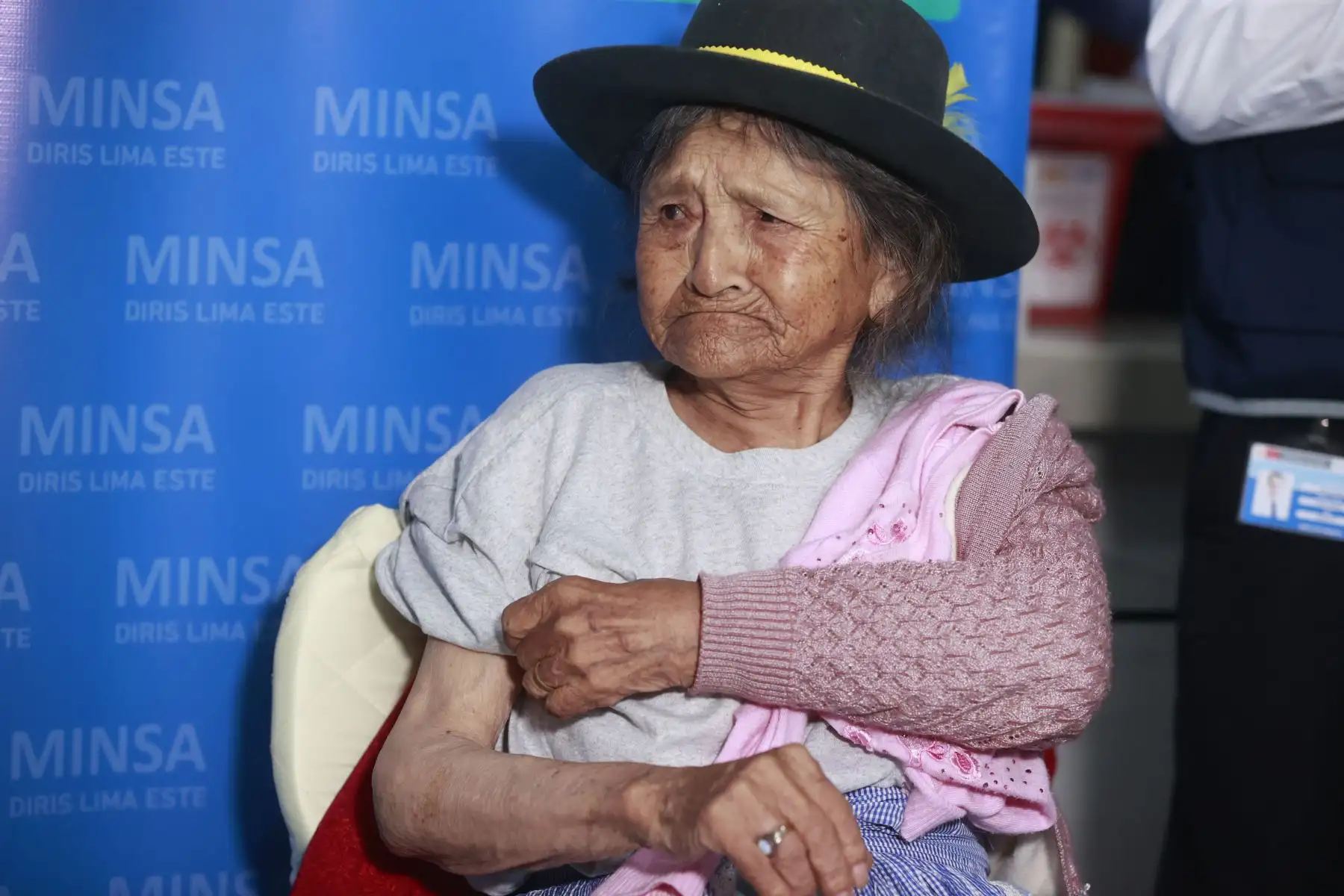 Margarita Baigorrea Villido de 97 años de edad, es la primera ciudadana peruana, quien es usuaria del programa Pensión 65 del Midis, en ser inmunizada con la vacuna monovalente contra el COVID-19. Foto: ANDINA/Vidal Tarqui