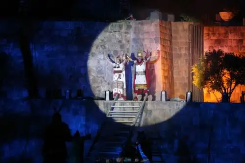 Más de 3,500 cusqueños y turistas, nacionales y extranjeros, disfrutaron de la escenificación “Mitología Incásica” en la explanada del templo inca de Qoricancha, como parte del anuncio del Inti Raymi 2024, o fiesta del sol, máxima fiesta en honor a la ciudad del Cusco.